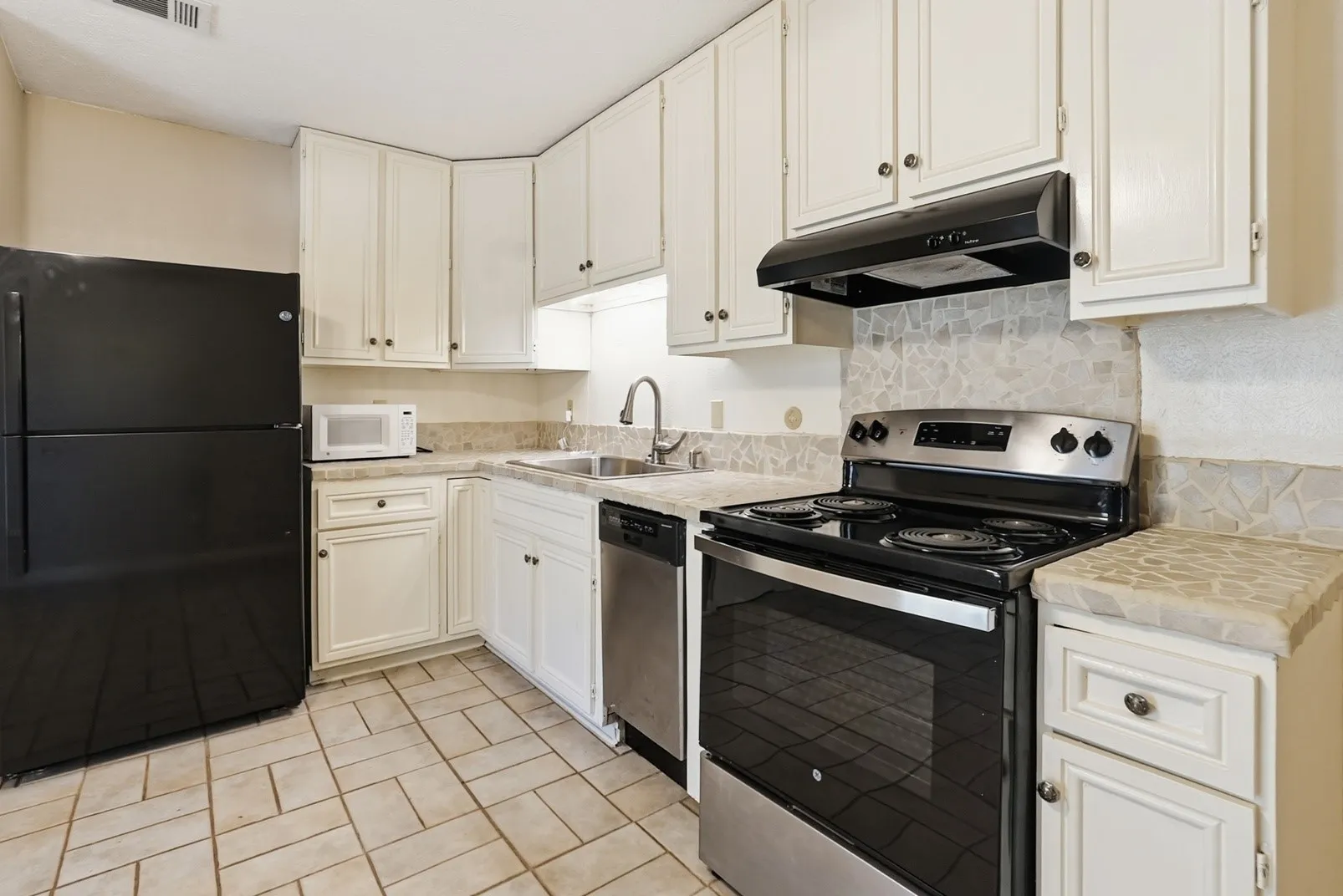 Single Family Residence For Sale in Navarro County , 2601 W 5th, Corsicana, Texas 75110, 3 Bedroom, 2 Bathroom, 1 Garage spaces, 1,140 Sqft, built in 1975, mls#21365236, Real Estate Agent in Corsicana, Homes For Sale in Navarro county, Homes For Sale in Corsicana, Realtor in Corsicana Texas, Real Estate Brokerage Independent Realty Texas, Luminita Cordes Realtor