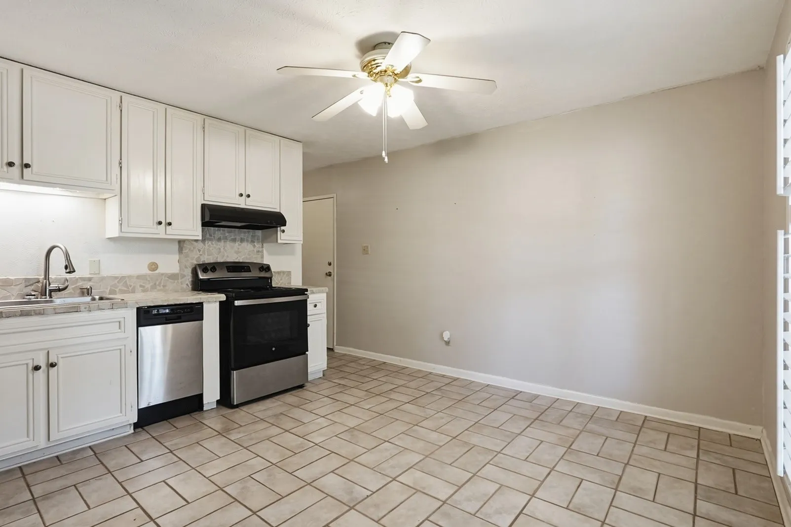 Single Family Residence For Sale in Navarro County , 2601 W 5th, Corsicana, Texas 75110, 3 Bedroom, 2 Bathroom, 1 Garage spaces, 1,140 Sqft, built in 1975, mls#21365236, Real Estate Agent in Corsicana, Homes For Sale in Navarro county, Homes For Sale in Corsicana, Realtor in Corsicana Texas, Real Estate Brokerage Independent Realty Texas, Luminita Cordes Realtor