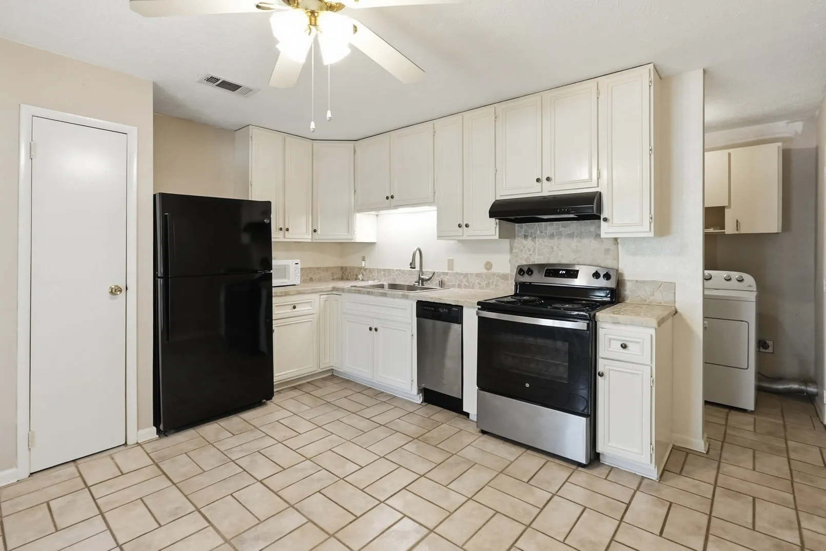 Single Family Residence For Sale in Navarro County , 2601 W 5th, Corsicana, Texas 75110, 3 Bedroom, 2 Bathroom, 1 Garage spaces, 1,140 Sqft, built in 1975, mls#21365236, Real Estate Agent in Corsicana, Homes For Sale in Navarro county, Homes For Sale in Corsicana, Realtor in Corsicana Texas, Real Estate Brokerage Independent Realty Texas, Luminita Cordes Realtor