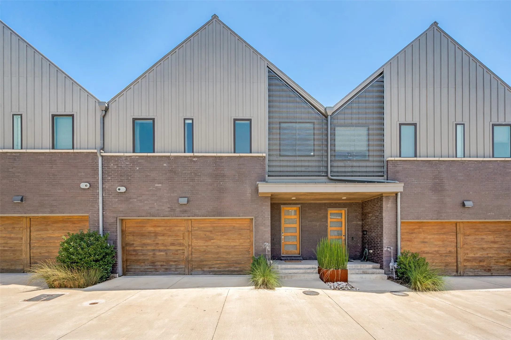 Townhouse For Sale in Dallas County , 9118 Prado Lane, Dallas, Texas 75220, 3 Bedroom, 3 Bathroom, 2 Garage spaces, 2,699 Sqft, built in 2020, mls#21366282, Real Estate Agent in Dallas, Homes For Sale in Dallas county, Homes For Sale in Dallas, Realtor in Dallas Texas, Real Estate Brokerage Independent Realty Texas, Luminita Cordes Realtor