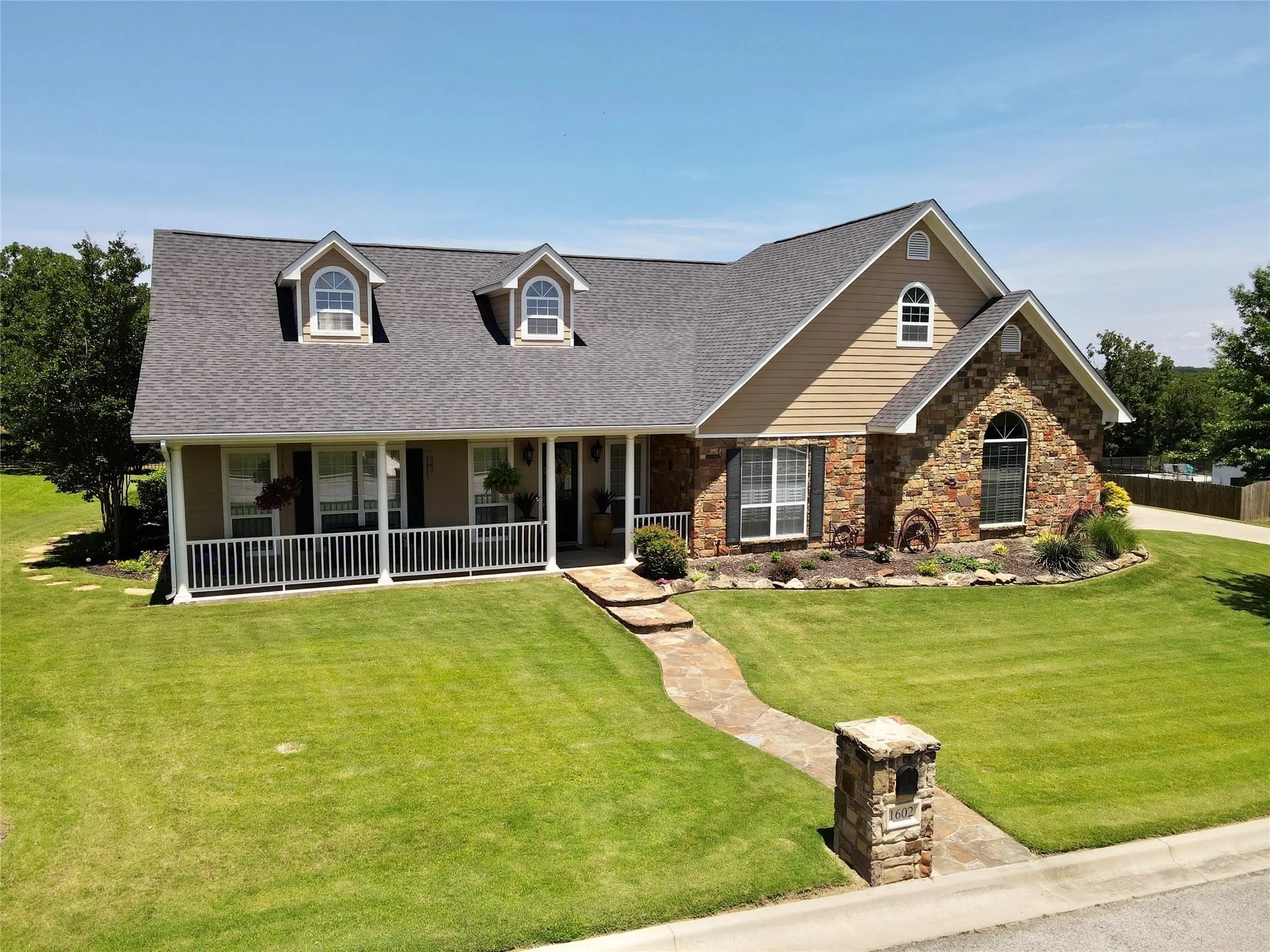 Single Family Residence For Sale in Montague County , 1602 Jefferson Street, Bowie, Texas 76230, 4 Bedroom, 5 Bathroom, 2 Garage spaces, 3,104 Sqft, built in 2006, mls#21366688, Real Estate Agent in Bowie, Homes For Sale in Montague county, Homes For Sale in Bowie, Realtor in Bowie Texas, Real Estate Brokerage Independent Realty Texas, Luminita Cordes Realtor