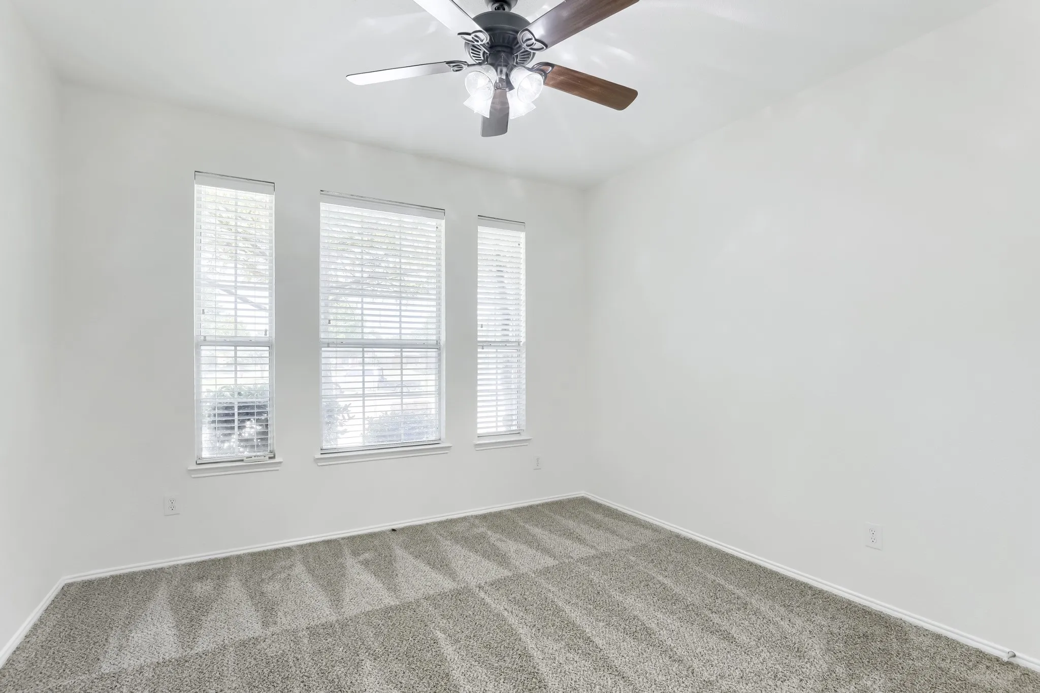 Single Family Residence For Sale in Collin County , 5905 Big Pine Drive, Mc Kinney, Texas 75070, 4 Bedroom, 3 Bathroom, 1 Garage spaces, 2,617 Sqft, built in 2002, mls#21363044, Real Estate Agent in Mc Kinney, Homes For Sale in Collin county, Homes For Sale in Mc Kinney, Realtor in Mc Kinney Texas, Real Estate Brokerage Independent Realty Texas, Luminita Cordes Realtor