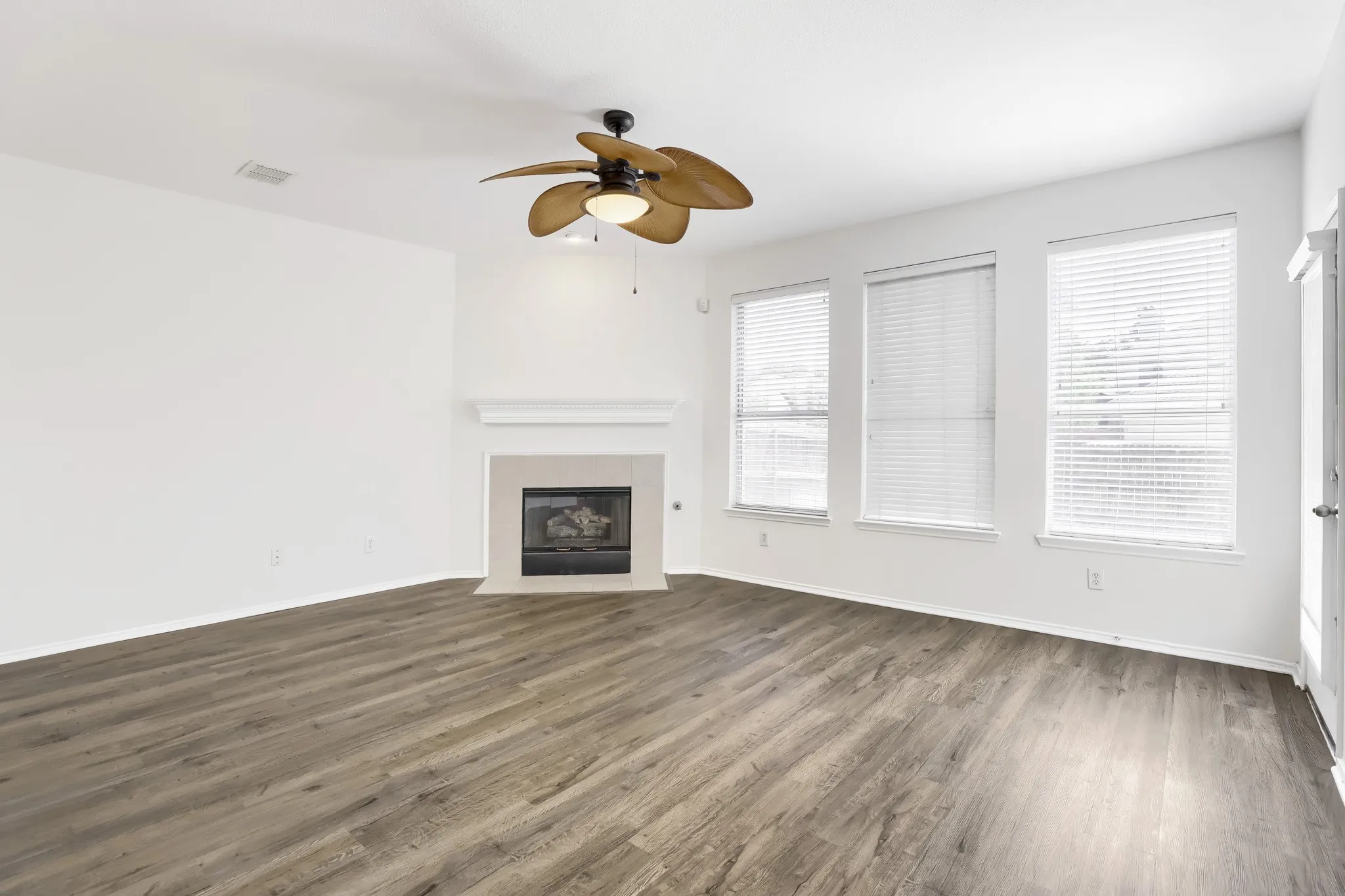 Single Family Residence For Sale in Collin County , 5905 Big Pine Drive, Mc Kinney, Texas 75070, 4 Bedroom, 3 Bathroom, 1 Garage spaces, 2,617 Sqft, built in 2002, mls#21363044, Real Estate Agent in Mc Kinney, Homes For Sale in Collin county, Homes For Sale in Mc Kinney, Realtor in Mc Kinney Texas, Real Estate Brokerage Independent Realty Texas, Luminita Cordes Realtor