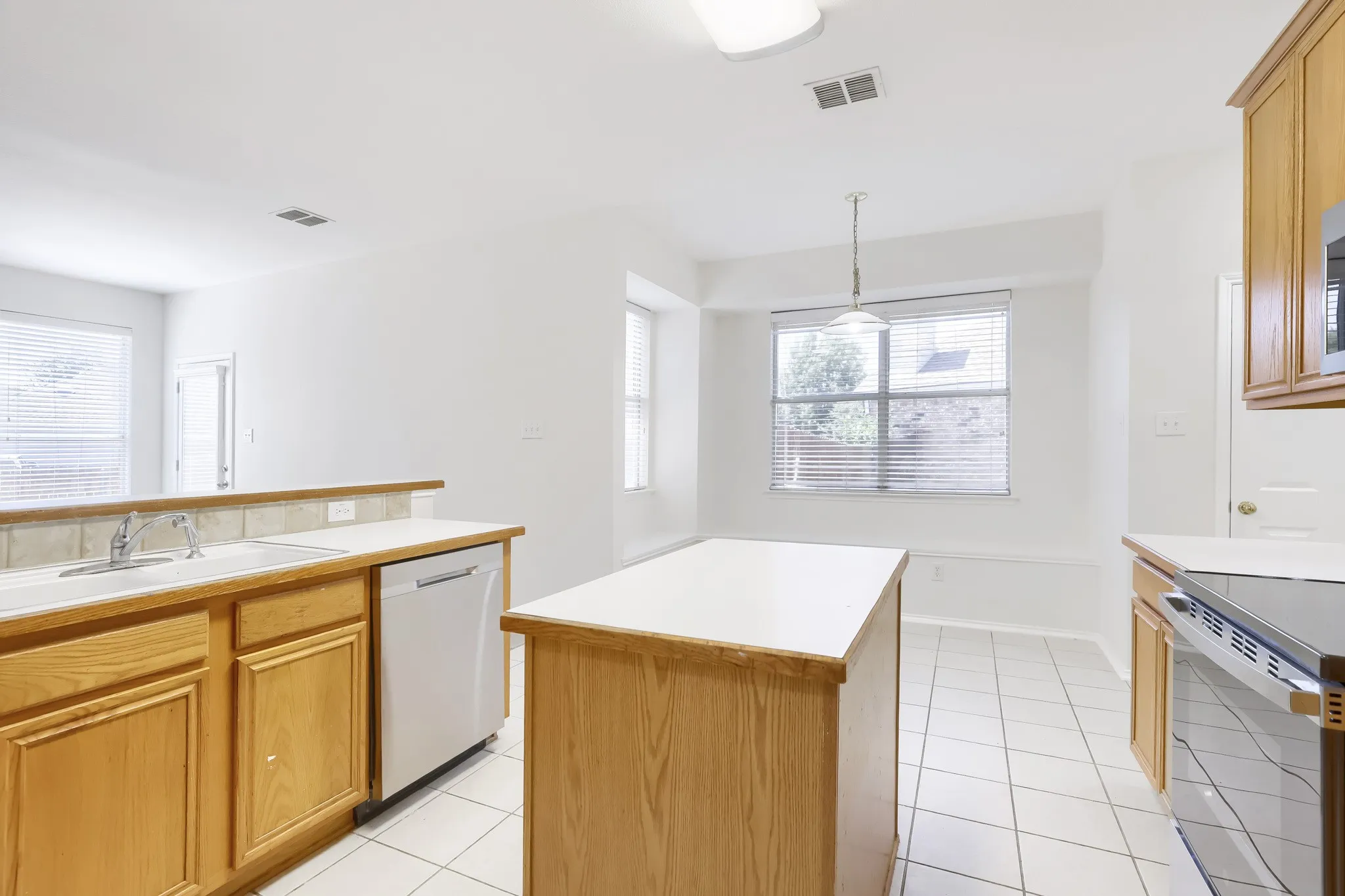 Single Family Residence For Sale in Collin County , 5905 Big Pine Drive, Mc Kinney, Texas 75070, 4 Bedroom, 3 Bathroom, 1 Garage spaces, 2,617 Sqft, built in 2002, mls#21363044, Real Estate Agent in Mc Kinney, Homes For Sale in Collin county, Homes For Sale in Mc Kinney, Realtor in Mc Kinney Texas, Real Estate Brokerage Independent Realty Texas, Luminita Cordes Realtor