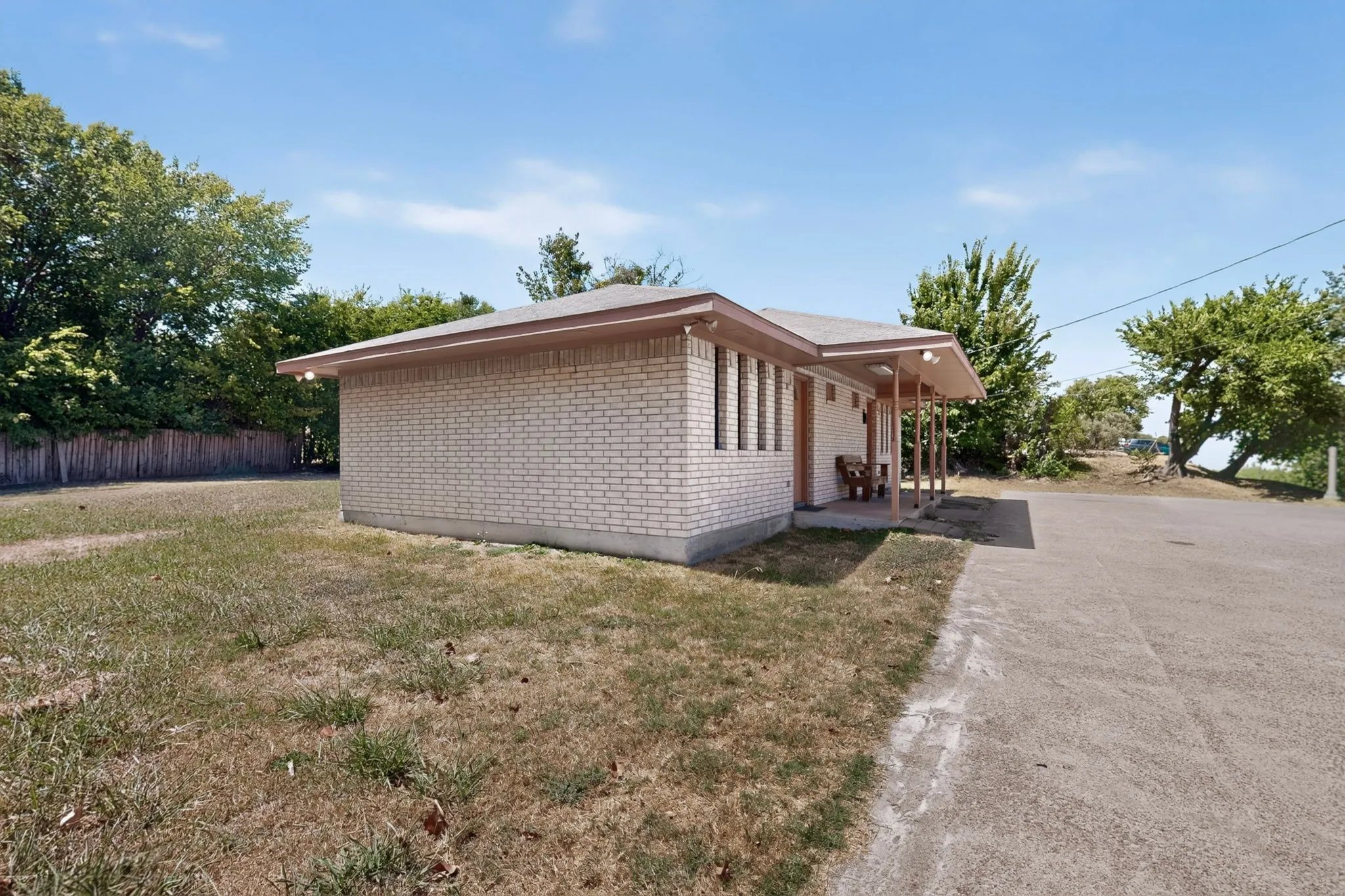Retail For Sale in Ellis County , 1305 N Kaufman Street, Ennis, Texas 75119, 0, 0, Garage spaces, 0 Sqft, built in 1999, mls#21366610, Real Estate Agent in Ennis, Homes For Sale in Ellis county, Homes For Sale in Ennis, Realtor in Ennis Texas, Real Estate Brokerage Independent Realty Texas, Luminita Cordes Realtor