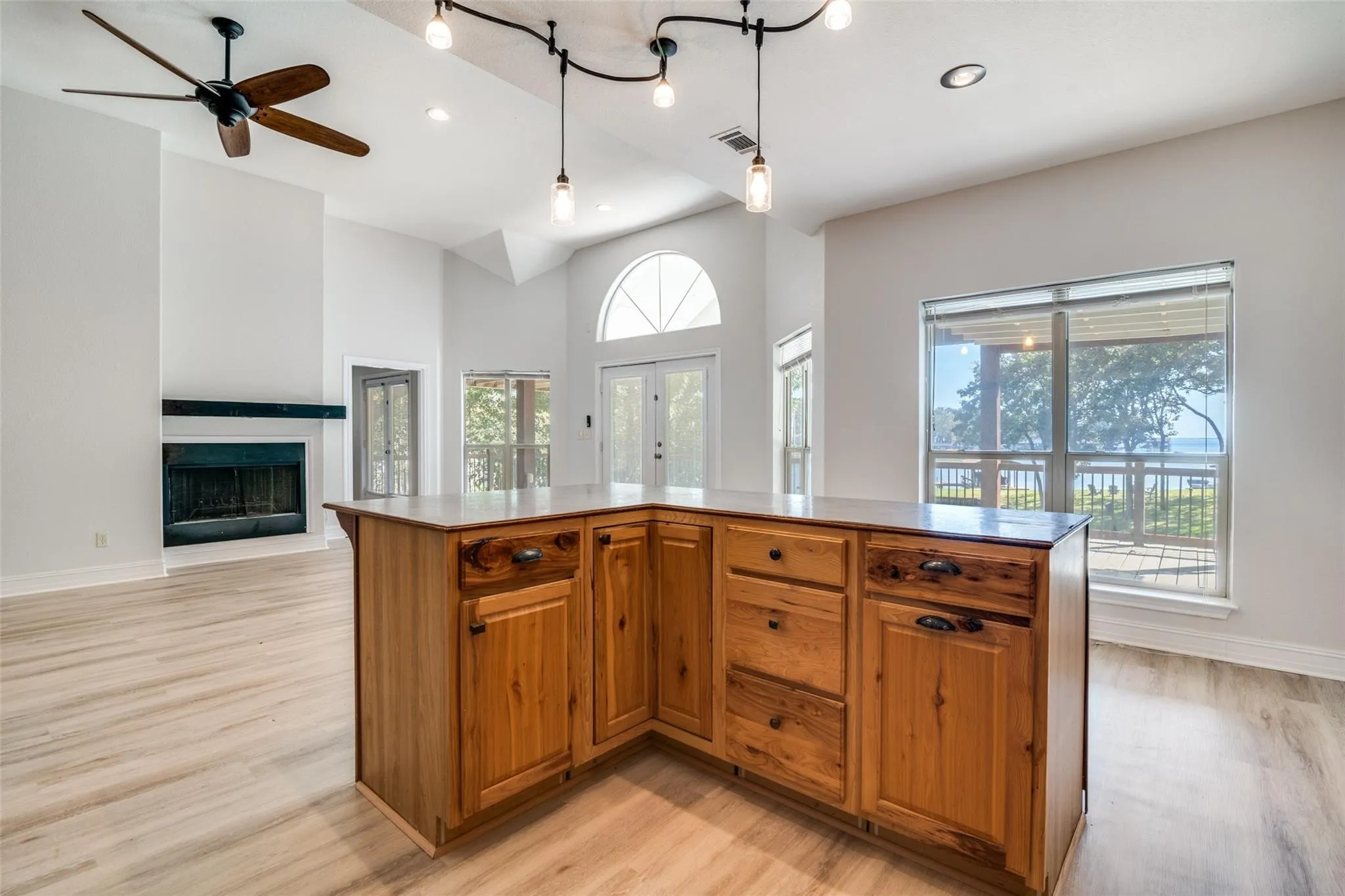 Single Family Residence For Sale in Henderson County , 129 Little River Bend, Mabank, Texas 75156, 3 Bedroom, 2 Bathroom, 2 Garage spaces, 2,278 Sqft, built in 2005, mls#21366520, Real Estate Agent in Mabank, Homes For Sale in Henderson county, Homes For Sale in Mabank, Realtor in Mabank Texas, Real Estate Brokerage Independent Realty Texas, Luminita Cordes Realtor