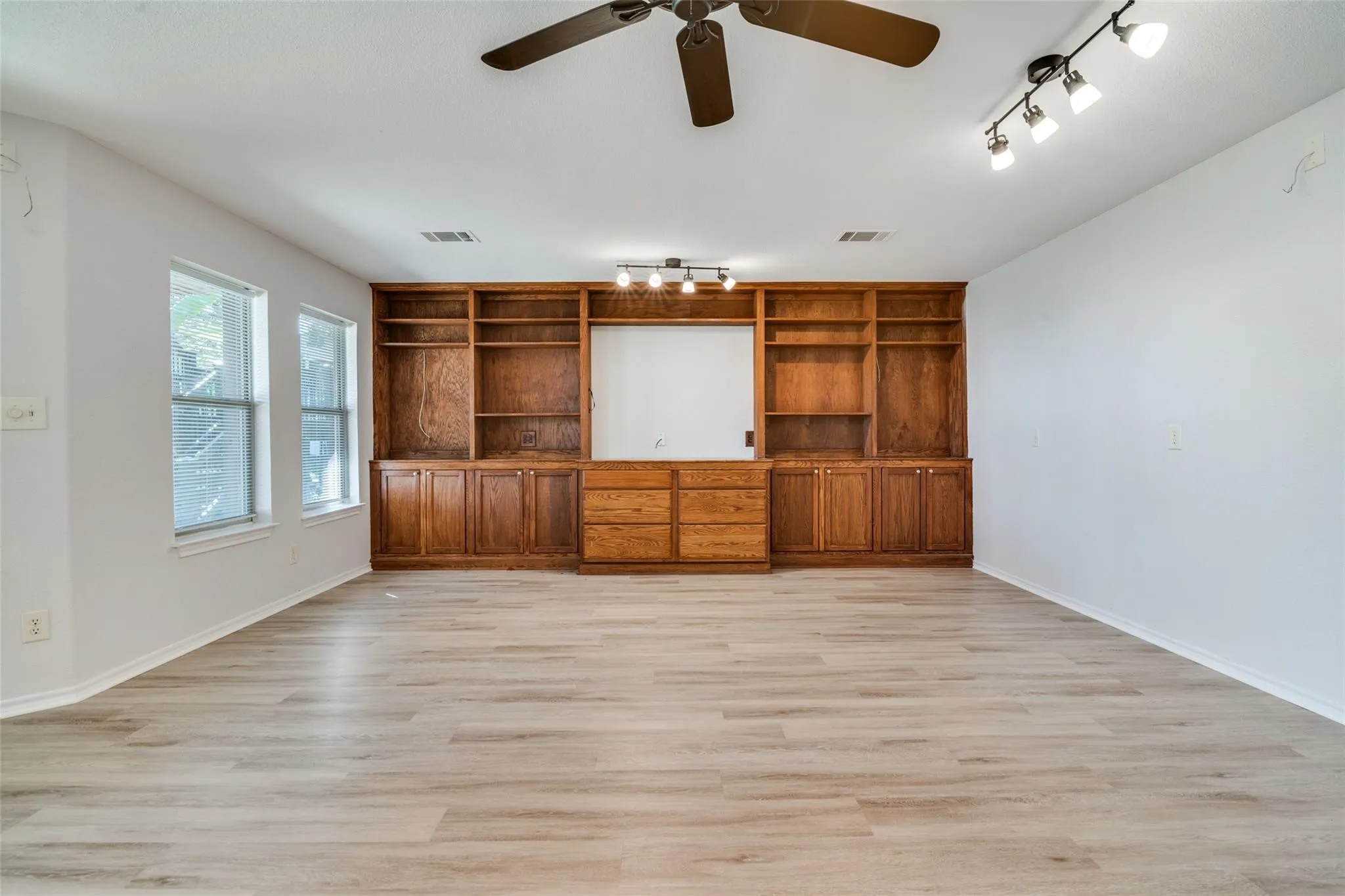 Single Family Residence For Sale in Henderson County , 129 Little River Bend, Mabank, Texas 75156, 3 Bedroom, 2 Bathroom, 2 Garage spaces, 2,278 Sqft, built in 2005, mls#21366520, Real Estate Agent in Mabank, Homes For Sale in Henderson county, Homes For Sale in Mabank, Realtor in Mabank Texas, Real Estate Brokerage Independent Realty Texas, Luminita Cordes Realtor