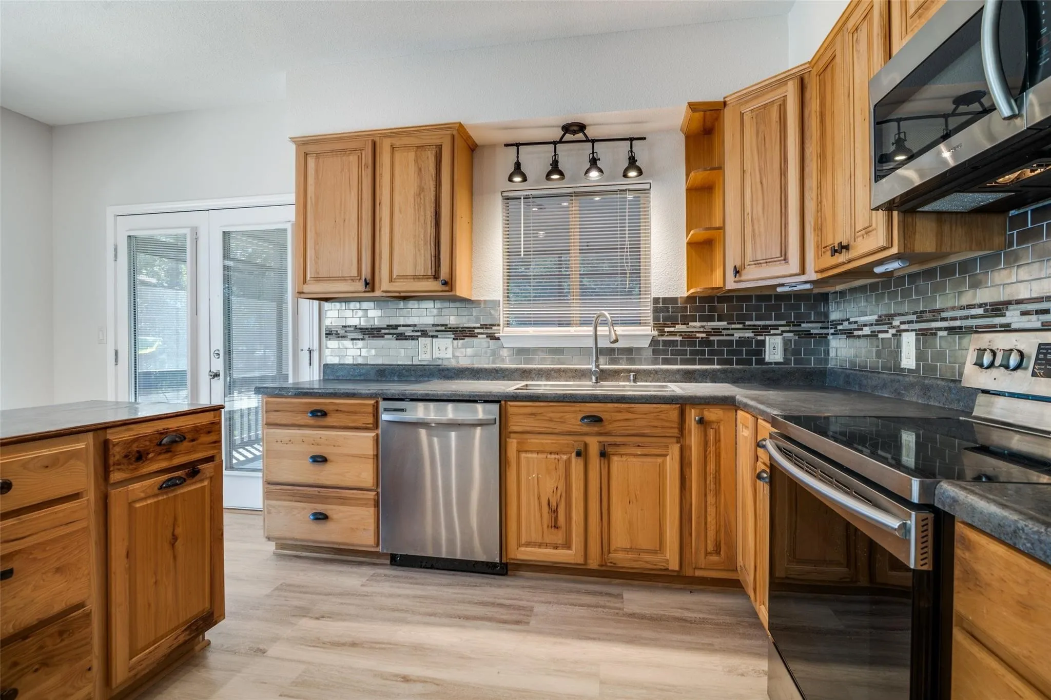 Single Family Residence For Sale in Henderson County , 129 Little River Bend, Mabank, Texas 75156, 3 Bedroom, 2 Bathroom, 2 Garage spaces, 2,278 Sqft, built in 2005, mls#21366520, Real Estate Agent in Mabank, Homes For Sale in Henderson county, Homes For Sale in Mabank, Realtor in Mabank Texas, Real Estate Brokerage Independent Realty Texas, Luminita Cordes Realtor