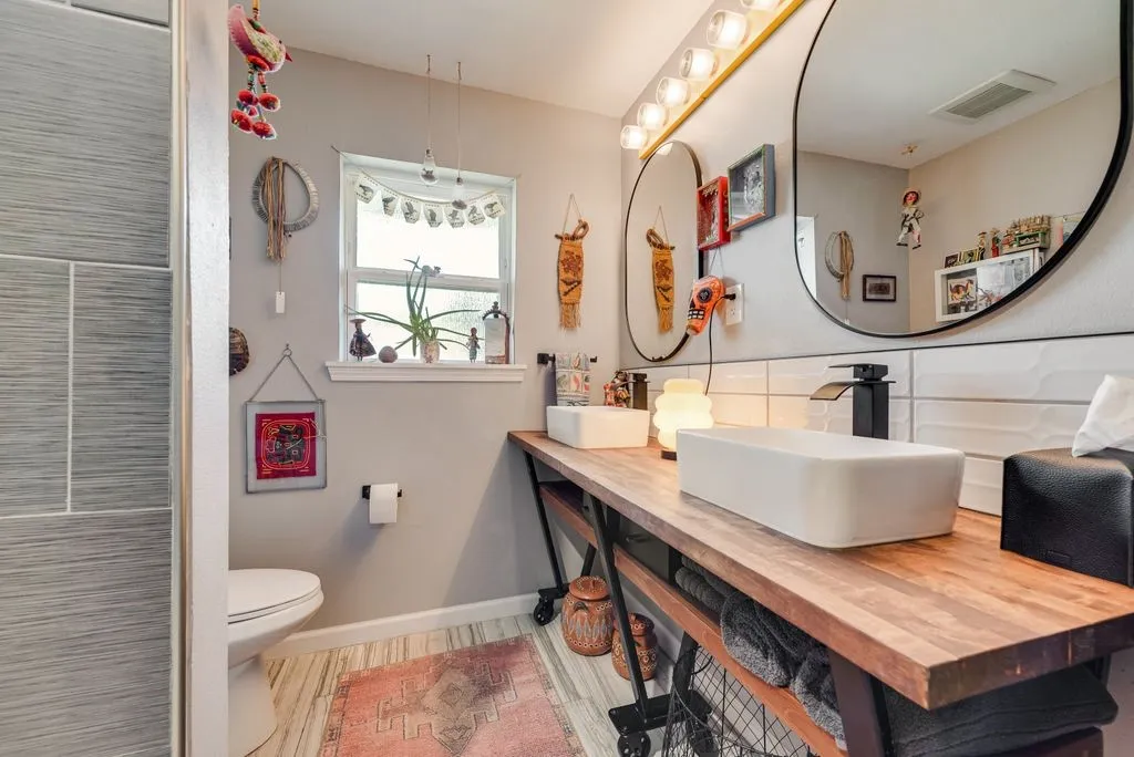 Guest bath.