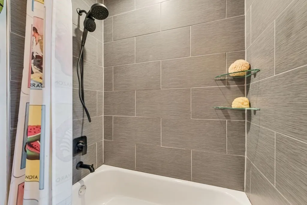 Guest bath.