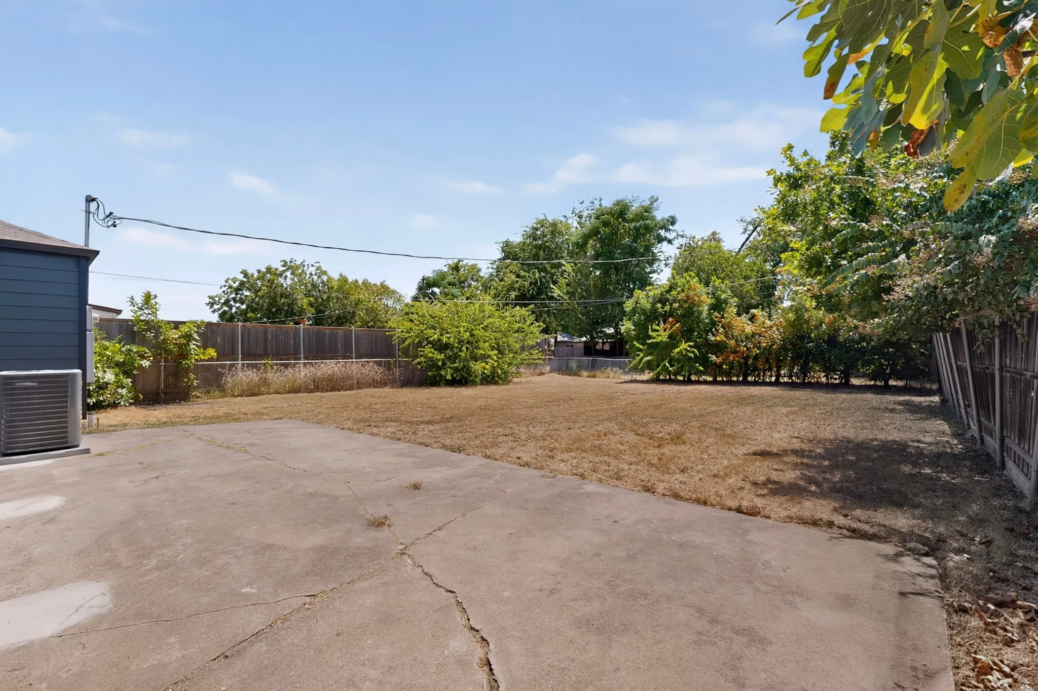 Single Family Residence For Sale in Dallas County , 808 Lilac Drive, Garland, Texas 75040, 3 Bedroom, 2 Bathroom, Garage spaces, 1,079 Sqft, built in 1957, mls#21366214, Real Estate Agent in Garland, Homes For Sale in Dallas county, Homes For Sale in Garland, Realtor in Garland Texas, Real Estate Brokerage Independent Realty Texas, Luminita Cordes Realtor