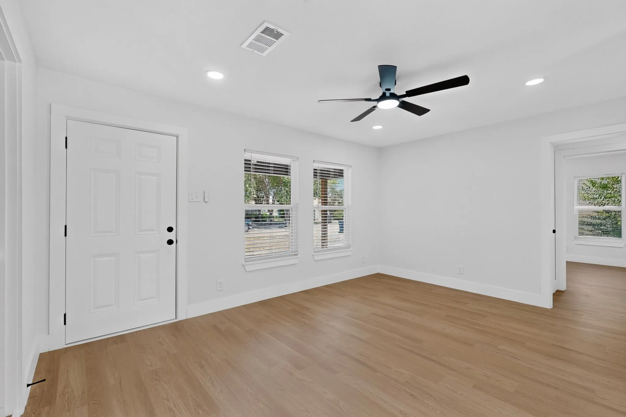 Single Family Residence For Sale in Dallas County , 808 Lilac Drive, Garland, Texas 75040, 3 Bedroom, 2 Bathroom, Garage spaces, 1,079 Sqft, built in 1957, mls#21366214, Real Estate Agent in Garland, Homes For Sale in Dallas county, Homes For Sale in Garland, Realtor in Garland Texas, Real Estate Brokerage Independent Realty Texas, Luminita Cordes Realtor