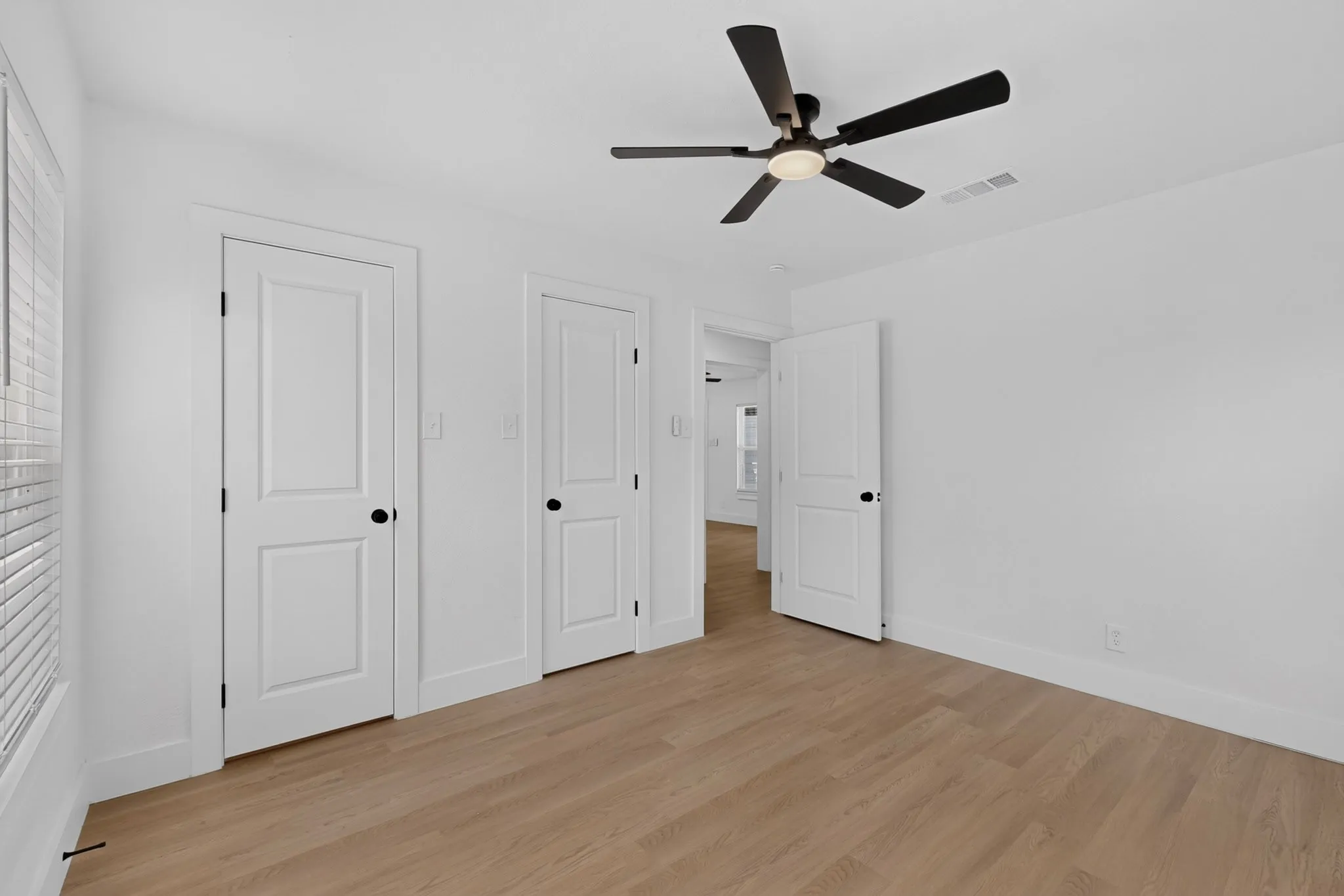 Single Family Residence For Sale in Dallas County , 808 Lilac Drive, Garland, Texas 75040, 3 Bedroom, 2 Bathroom, Garage spaces, 1,079 Sqft, built in 1957, mls#21366214, Real Estate Agent in Garland, Homes For Sale in Dallas county, Homes For Sale in Garland, Realtor in Garland Texas, Real Estate Brokerage Independent Realty Texas, Luminita Cordes Realtor