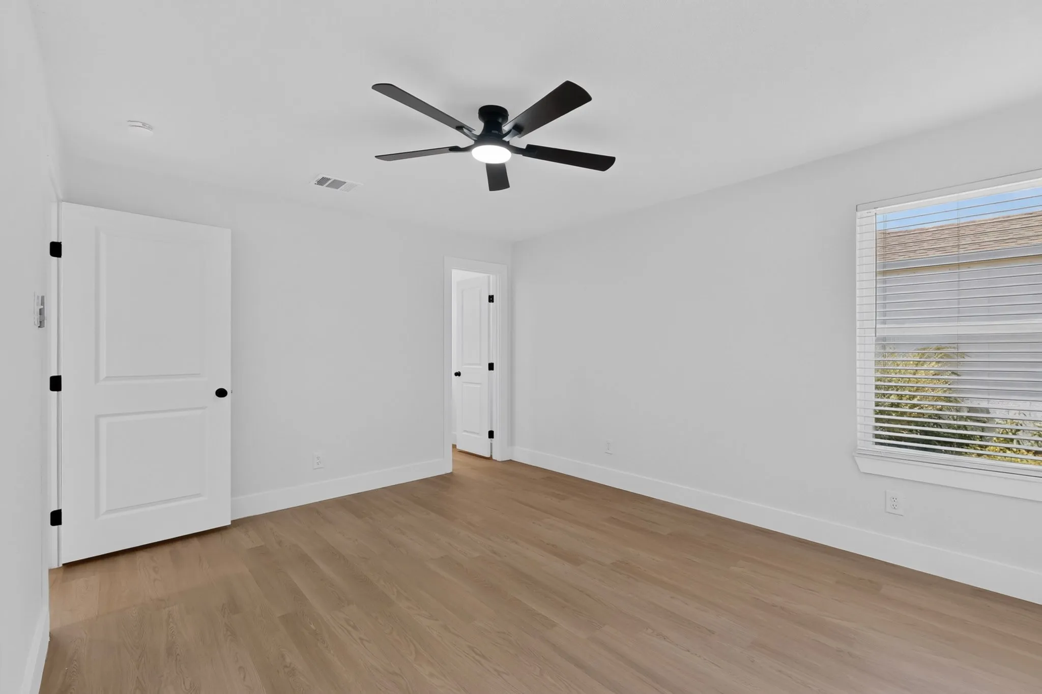 Single Family Residence For Sale in Dallas County , 808 Lilac Drive, Garland, Texas 75040, 3 Bedroom, 2 Bathroom, Garage spaces, 1,079 Sqft, built in 1957, mls#21366214, Real Estate Agent in Garland, Homes For Sale in Dallas county, Homes For Sale in Garland, Realtor in Garland Texas, Real Estate Brokerage Independent Realty Texas, Luminita Cordes Realtor