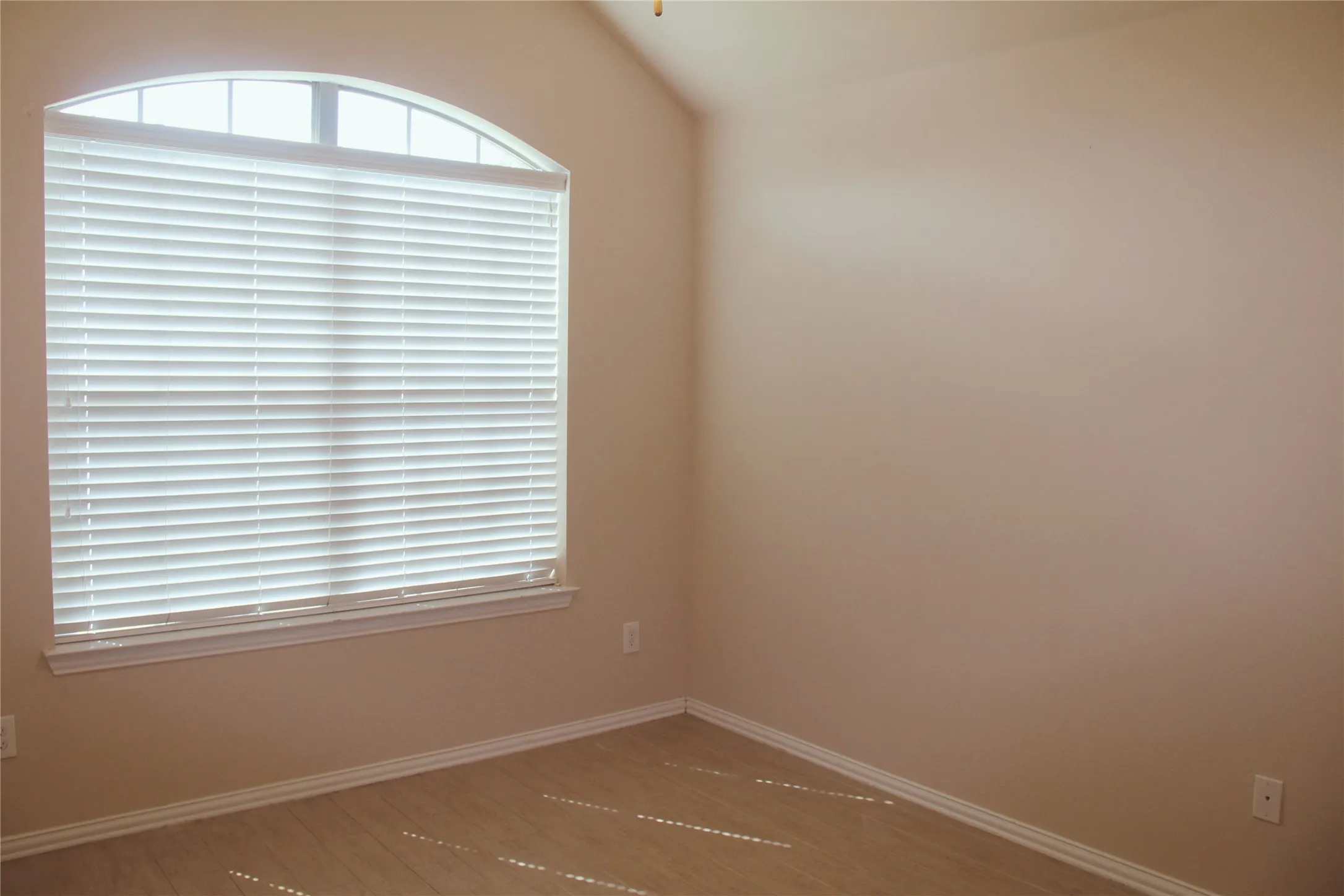 Single Family Residence For Rent in Tarrant County , 5913 Haven Lake Way, Fort Worth, Texas 76244, 4 Bedroom, 2 Bathroom, 2 Garage spaces, 2,343 Sqft, built in 2010, mls#21365431, Real Estate Agent in Fort Worth, Homes For Rent in Tarrant county, Homes For Rent in Fort Worth, Realtor in Fort Worth Texas, Real Estate Brokerage Independent Realty Texas, Luminita Cordes Realtor
