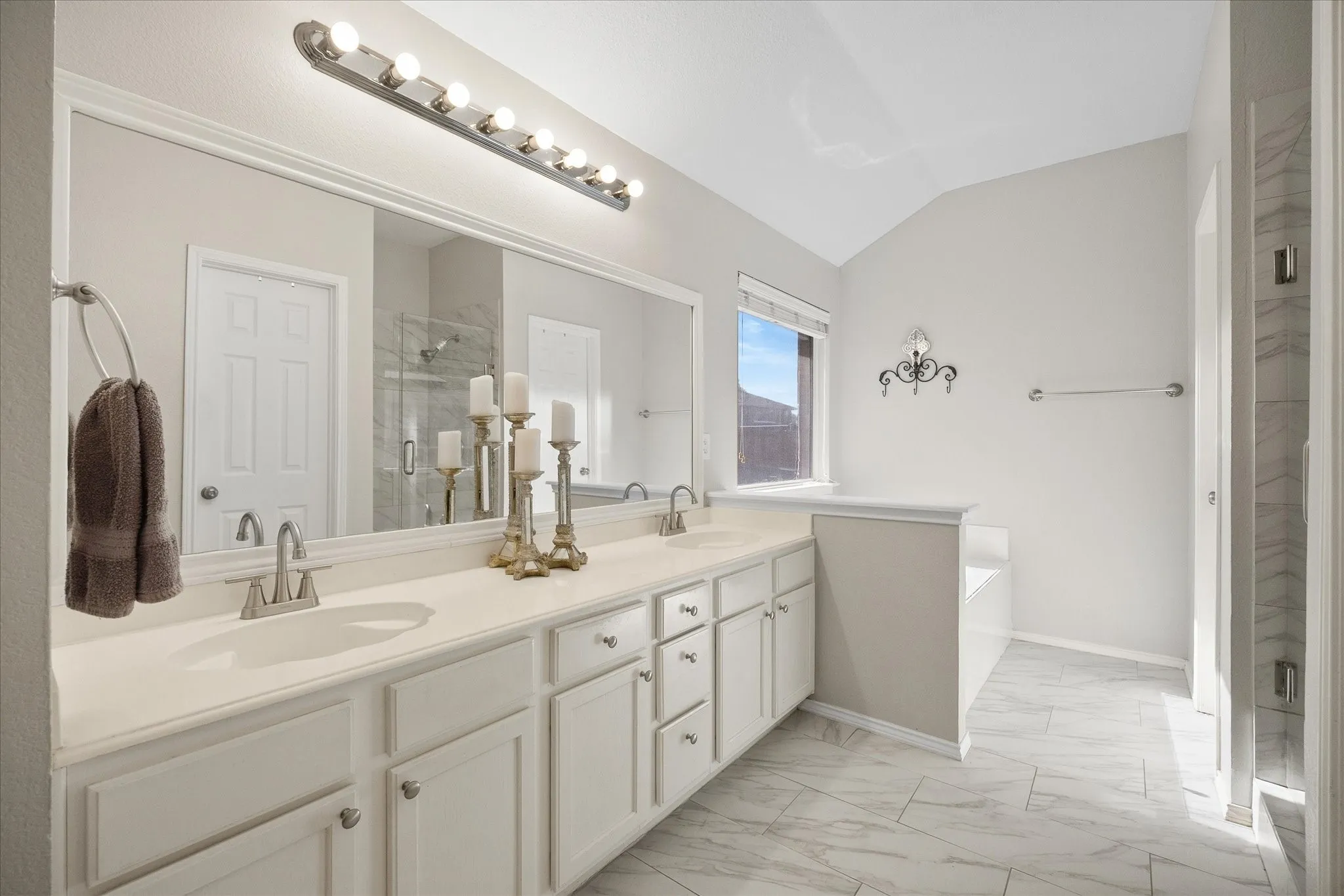 Single Family Residence For Sale in Dallas County , 7005 Travelers Crossing, Rowlett, Texas 75089, 4 Bedroom, 2 Bathroom, 2 Garage spaces, 2,538 Sqft, built in 2003, mls#21366644, Real Estate Agent in Rowlett, Homes For Sale in Dallas county, Homes For Sale in Rowlett, Realtor in Rowlett Texas, Real Estate Brokerage Independent Realty Texas, Luminita Cordes Realtor