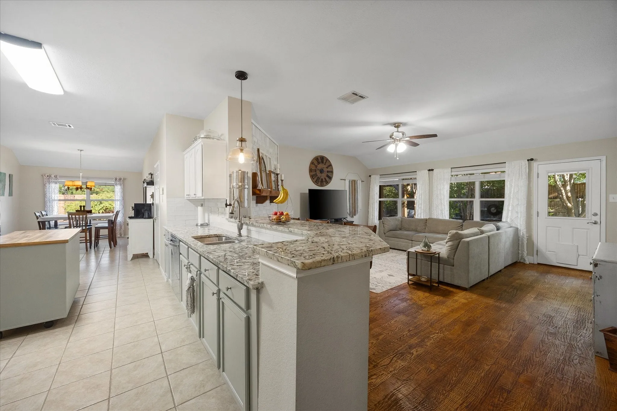Single Family Residence For Sale in Dallas County , 7005 Travelers Crossing, Rowlett, Texas 75089, 4 Bedroom, 2 Bathroom, 2 Garage spaces, 2,538 Sqft, built in 2003, mls#21366644, Real Estate Agent in Rowlett, Homes For Sale in Dallas county, Homes For Sale in Rowlett, Realtor in Rowlett Texas, Real Estate Brokerage Independent Realty Texas, Luminita Cordes Realtor