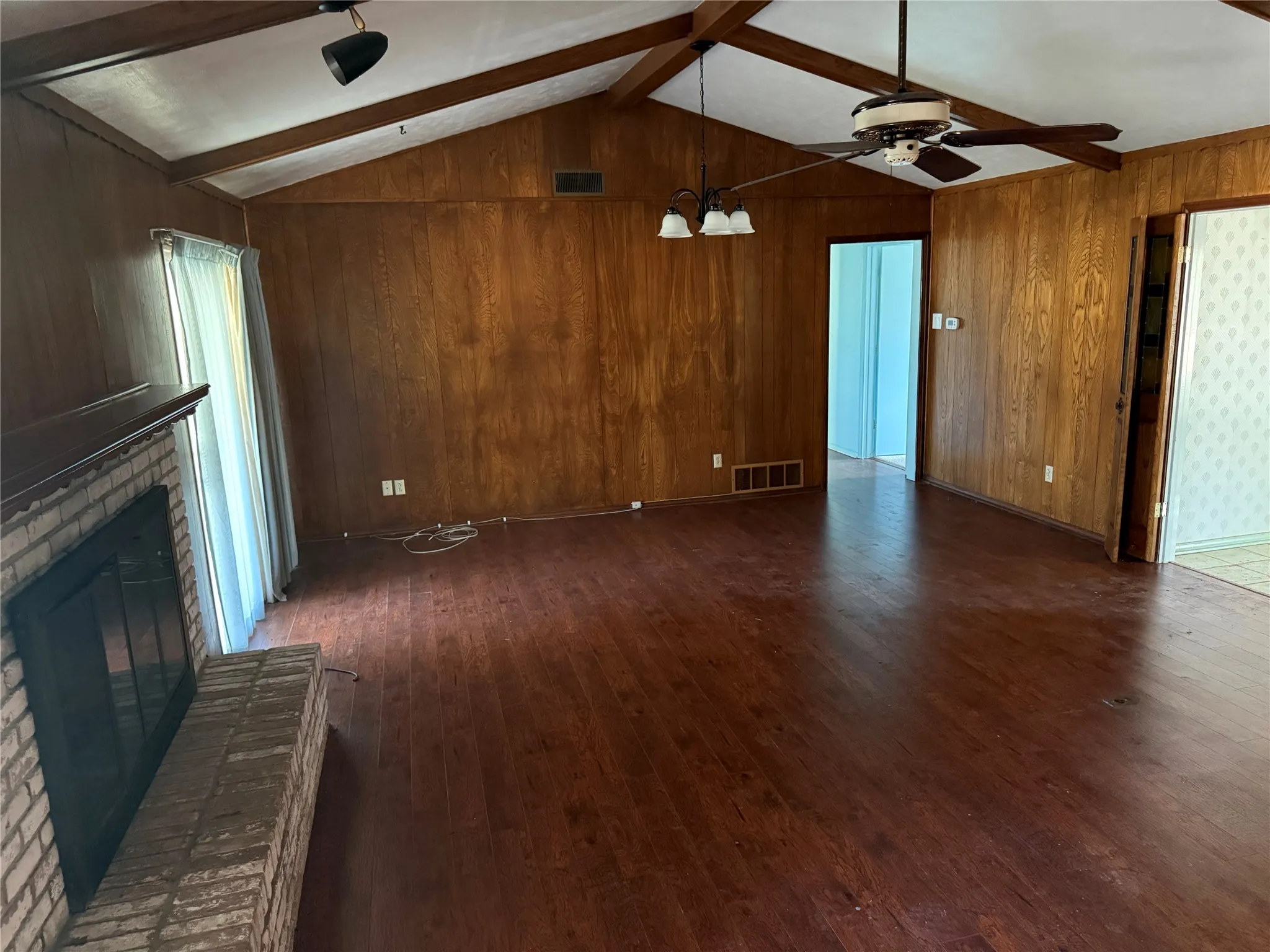 Single Family Residence For Sale in Ellis County , 604 E Highland Road, Ovilla, Texas 75154, 3 Bedroom, 3 Bathroom, 2 Garage spaces, 2,334 Sqft, built in 1965, mls#21362381, Real Estate Agent in Ovilla, Homes For Sale in Ellis county, Homes For Sale in Ovilla, Realtor in Ovilla Texas, Real Estate Brokerage Independent Realty Texas, Luminita Cordes Realtor