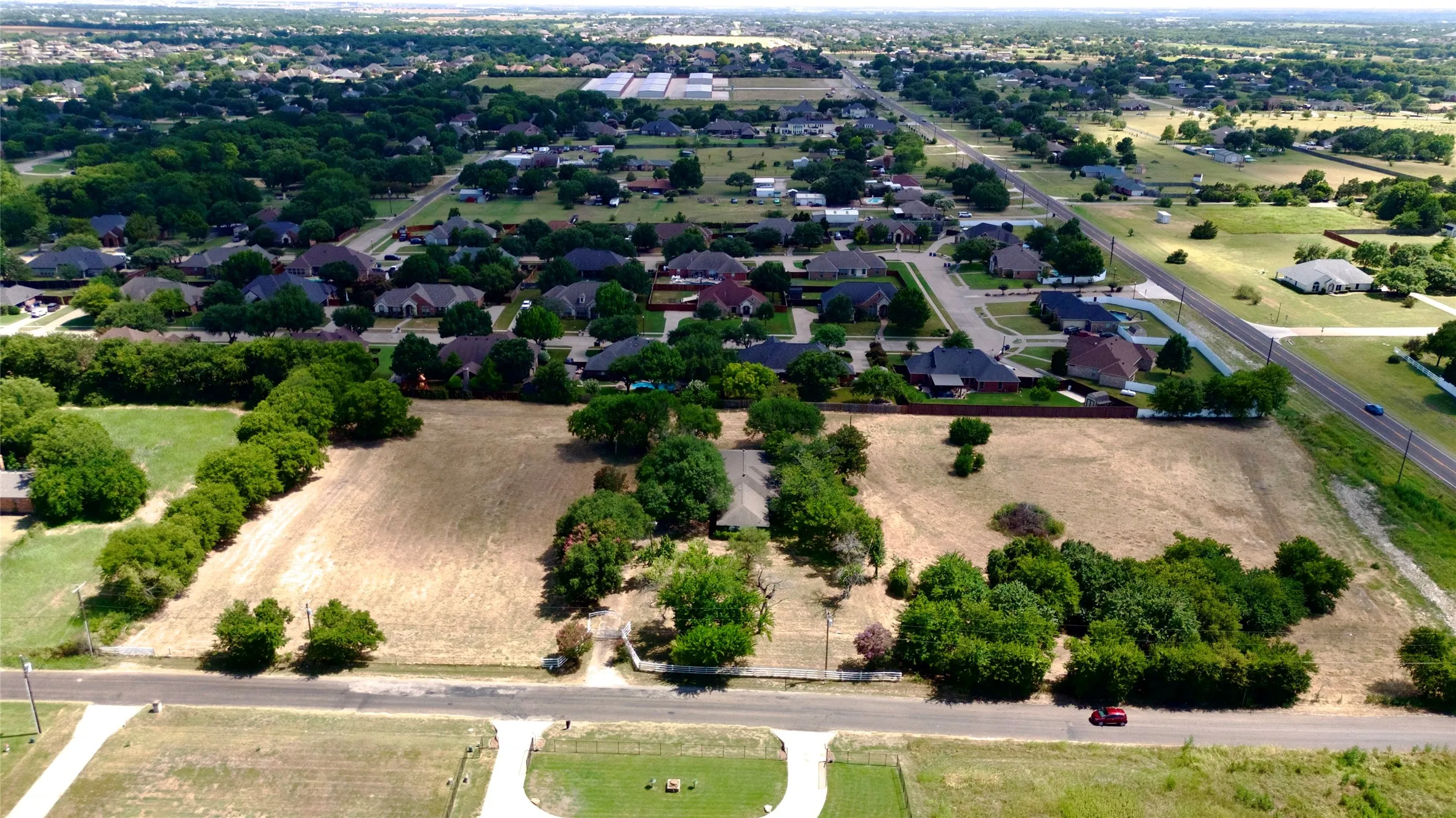 Single Family Residence For Sale in Ellis County , 604 E Highland Road, Ovilla, Texas 75154, 3 Bedroom, 3 Bathroom, 2 Garage spaces, 2,334 Sqft, built in 1965, mls#21362381, Real Estate Agent in Ovilla, Homes For Sale in Ellis county, Homes For Sale in Ovilla, Realtor in Ovilla Texas, Real Estate Brokerage Independent Realty Texas, Luminita Cordes Realtor