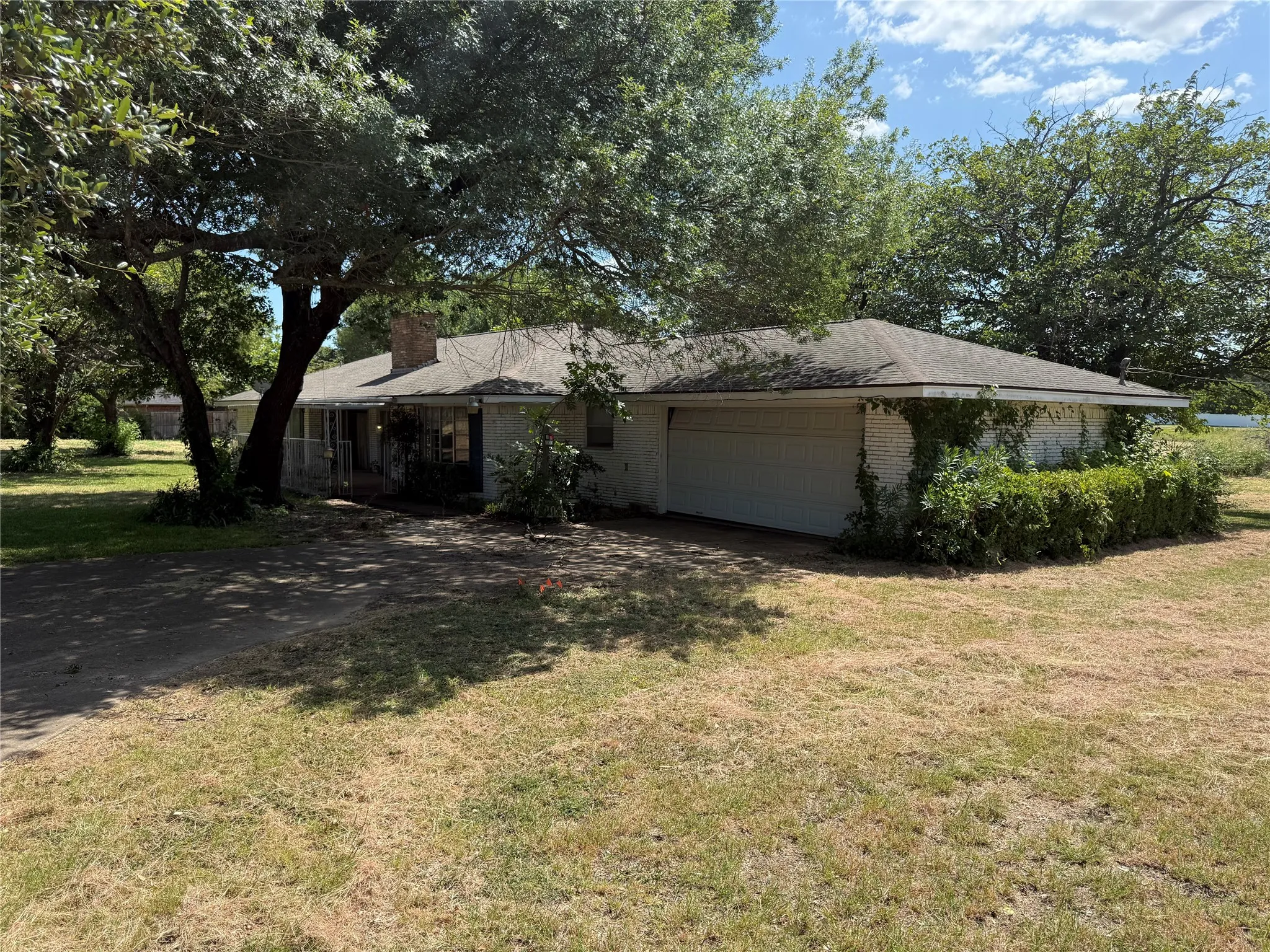 Single Family Residence For Sale in Ellis County , 604 E Highland Road, Ovilla, Texas 75154, 3 Bedroom, 3 Bathroom, 2 Garage spaces, 2,334 Sqft, built in 1965, mls#21362381, Real Estate Agent in Ovilla, Homes For Sale in Ellis county, Homes For Sale in Ovilla, Realtor in Ovilla Texas, Real Estate Brokerage Independent Realty Texas, Luminita Cordes Realtor