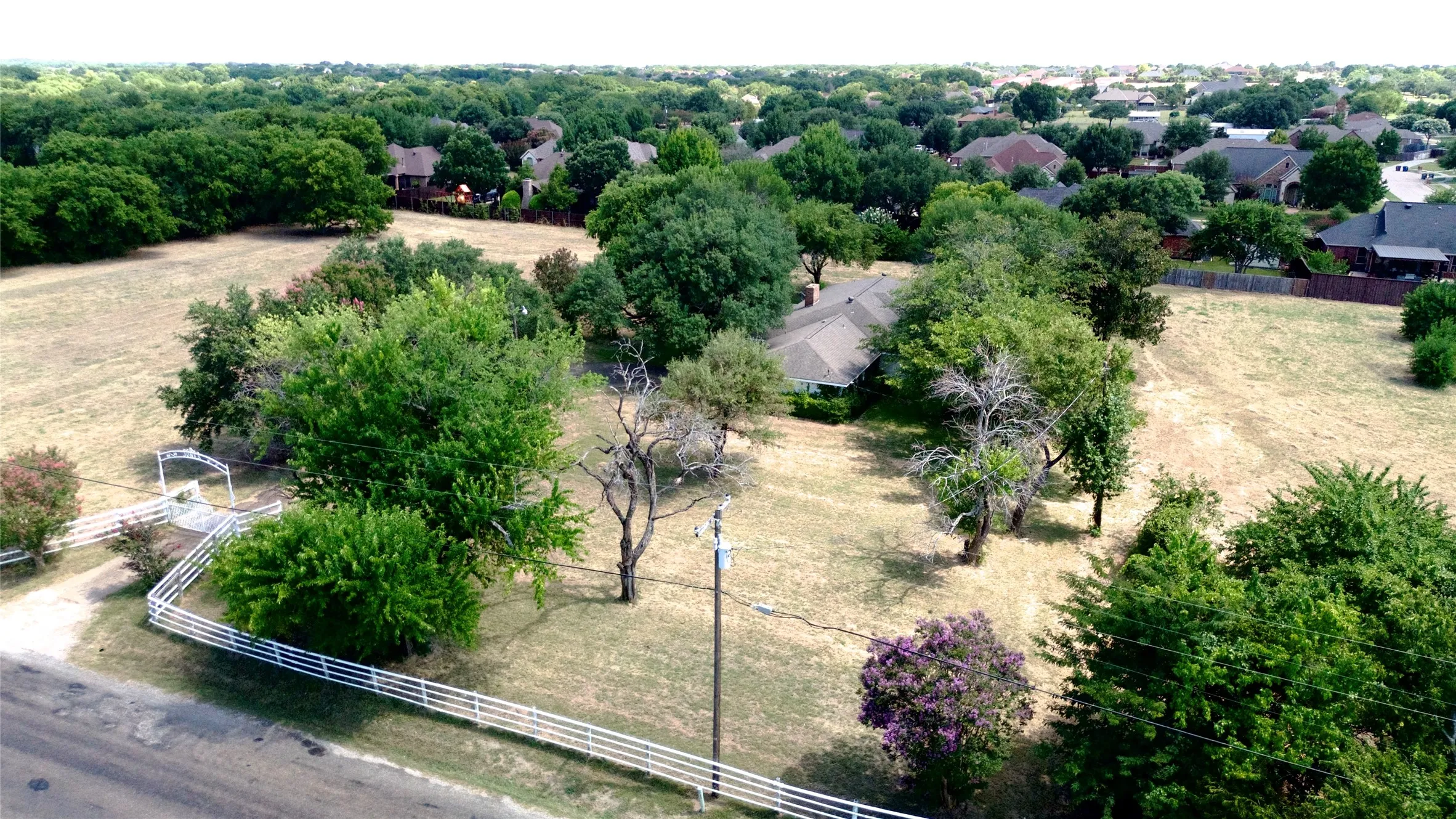 Single Family Residence For Sale in Ellis County , 604 E Highland Road, Ovilla, Texas 75154, 3 Bedroom, 3 Bathroom, 2 Garage spaces, 2,334 Sqft, built in 1965, mls#21362381, Real Estate Agent in Ovilla, Homes For Sale in Ellis county, Homes For Sale in Ovilla, Realtor in Ovilla Texas, Real Estate Brokerage Independent Realty Texas, Luminita Cordes Realtor