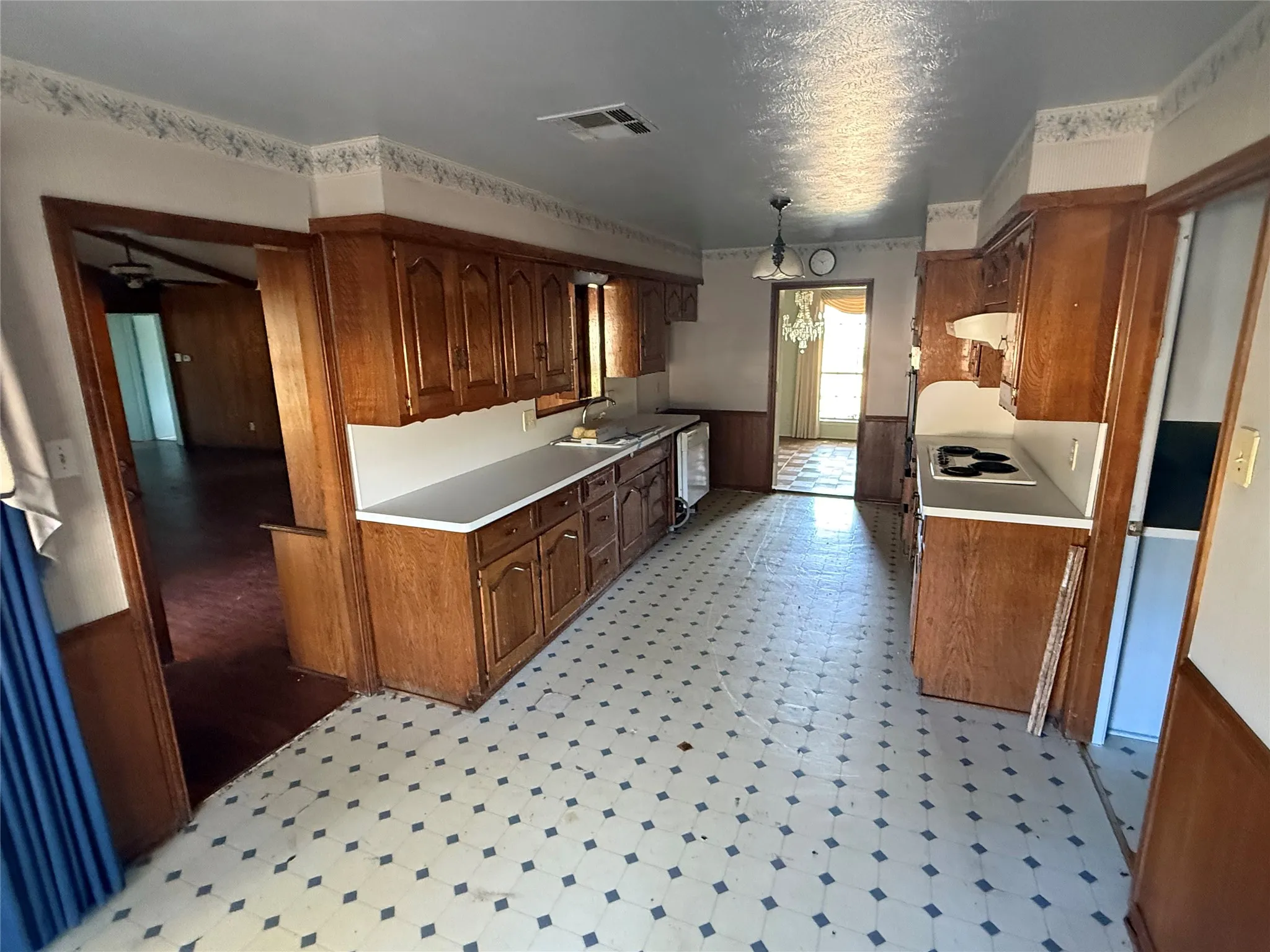 Single Family Residence For Sale in Ellis County , 604 E Highland Road, Ovilla, Texas 75154, 3 Bedroom, 3 Bathroom, 2 Garage spaces, 2,334 Sqft, built in 1965, mls#21362381, Real Estate Agent in Ovilla, Homes For Sale in Ellis county, Homes For Sale in Ovilla, Realtor in Ovilla Texas, Real Estate Brokerage Independent Realty Texas, Luminita Cordes Realtor
