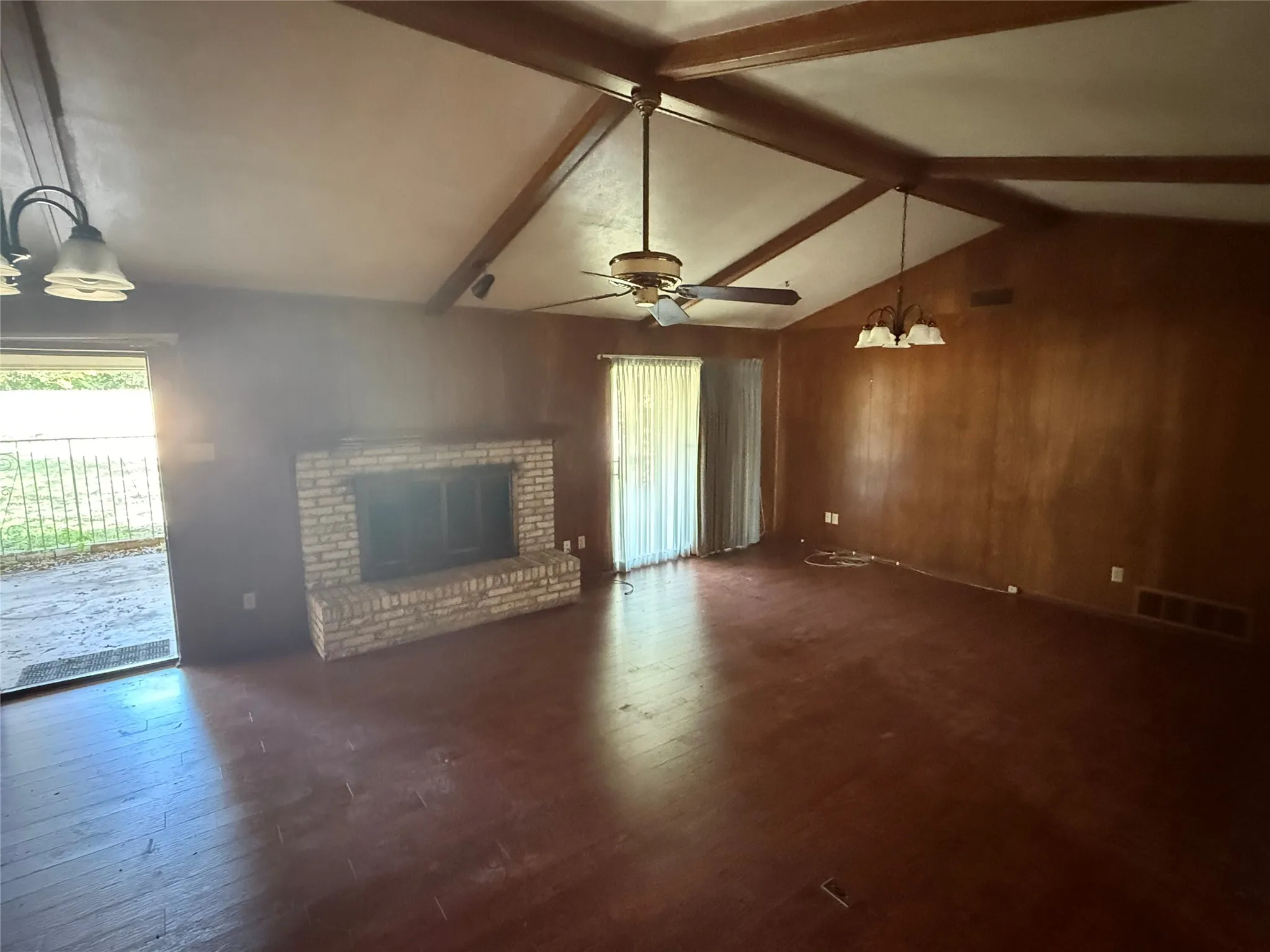 Single Family Residence For Sale in Ellis County , 604 E Highland Road, Ovilla, Texas 75154, 3 Bedroom, 3 Bathroom, 2 Garage spaces, 2,334 Sqft, built in 1965, mls#21362381, Real Estate Agent in Ovilla, Homes For Sale in Ellis county, Homes For Sale in Ovilla, Realtor in Ovilla Texas, Real Estate Brokerage Independent Realty Texas, Luminita Cordes Realtor