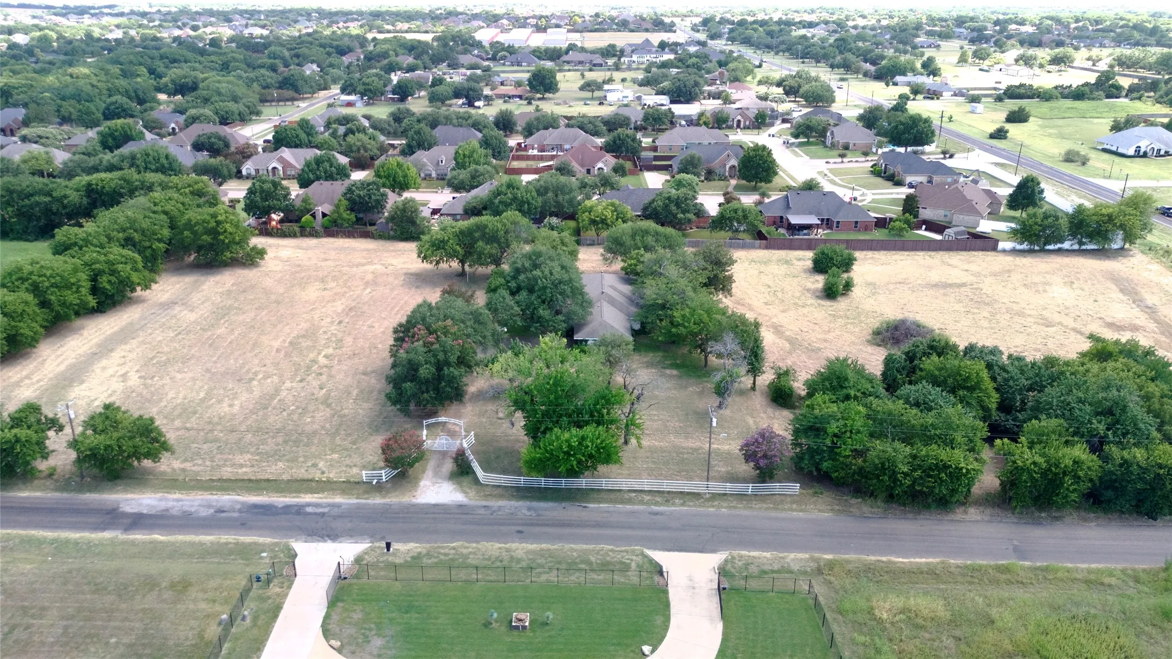 Single Family Residence For Sale in Ellis County , 604 E Highland Road, Ovilla, Texas 75154, 3 Bedroom, 3 Bathroom, 2 Garage spaces, 2,334 Sqft, built in 1965, mls#21362381, Real Estate Agent in Ovilla, Homes For Sale in Ellis county, Homes For Sale in Ovilla, Realtor in Ovilla Texas, Real Estate Brokerage Independent Realty Texas, Luminita Cordes Realtor