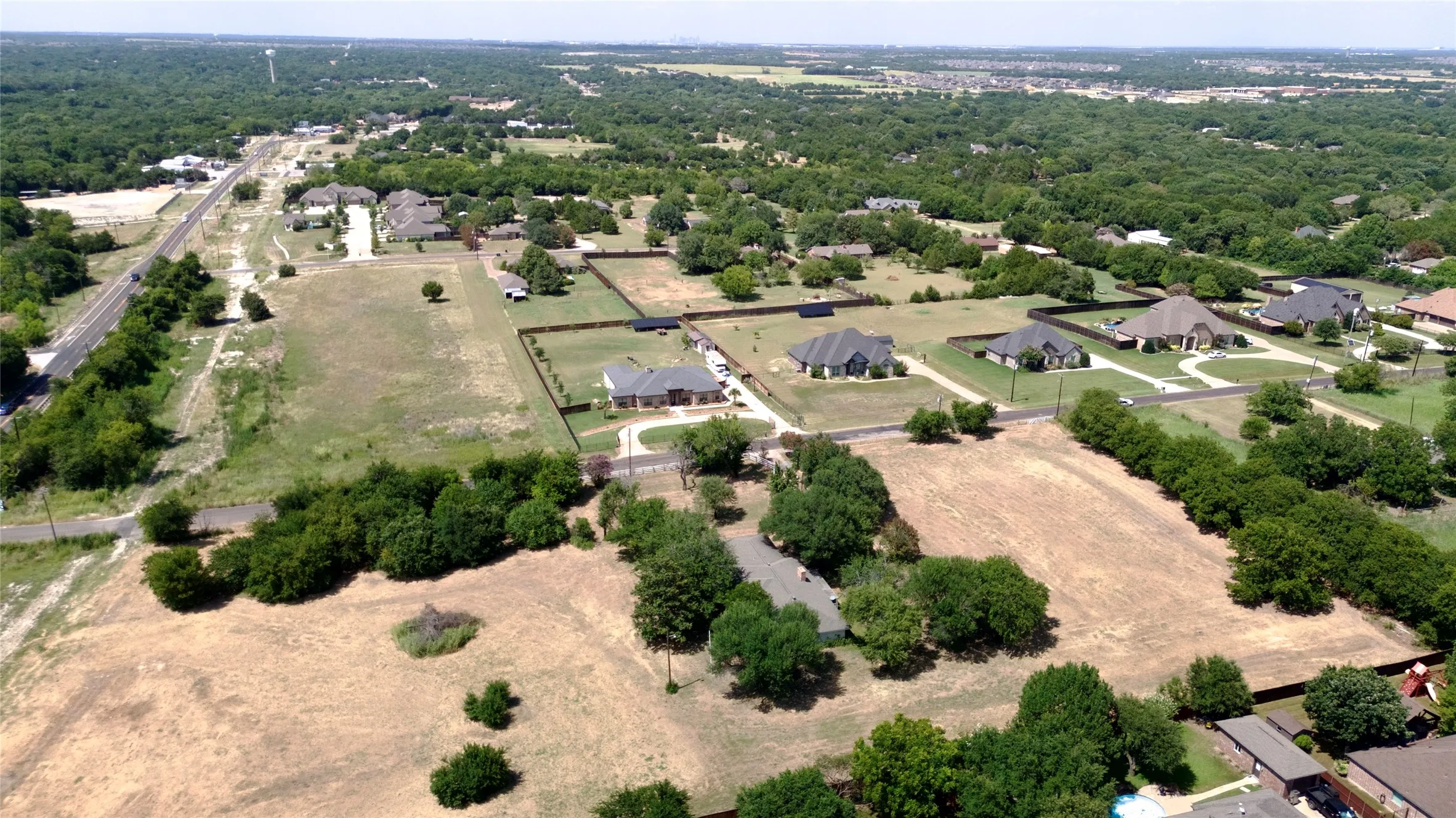 Single Family Residence For Sale in Ellis County , 604 E Highland Road, Ovilla, Texas 75154, 3 Bedroom, 3 Bathroom, 2 Garage spaces, 2,334 Sqft, built in 1965, mls#21362381, Real Estate Agent in Ovilla, Homes For Sale in Ellis county, Homes For Sale in Ovilla, Realtor in Ovilla Texas, Real Estate Brokerage Independent Realty Texas, Luminita Cordes Realtor