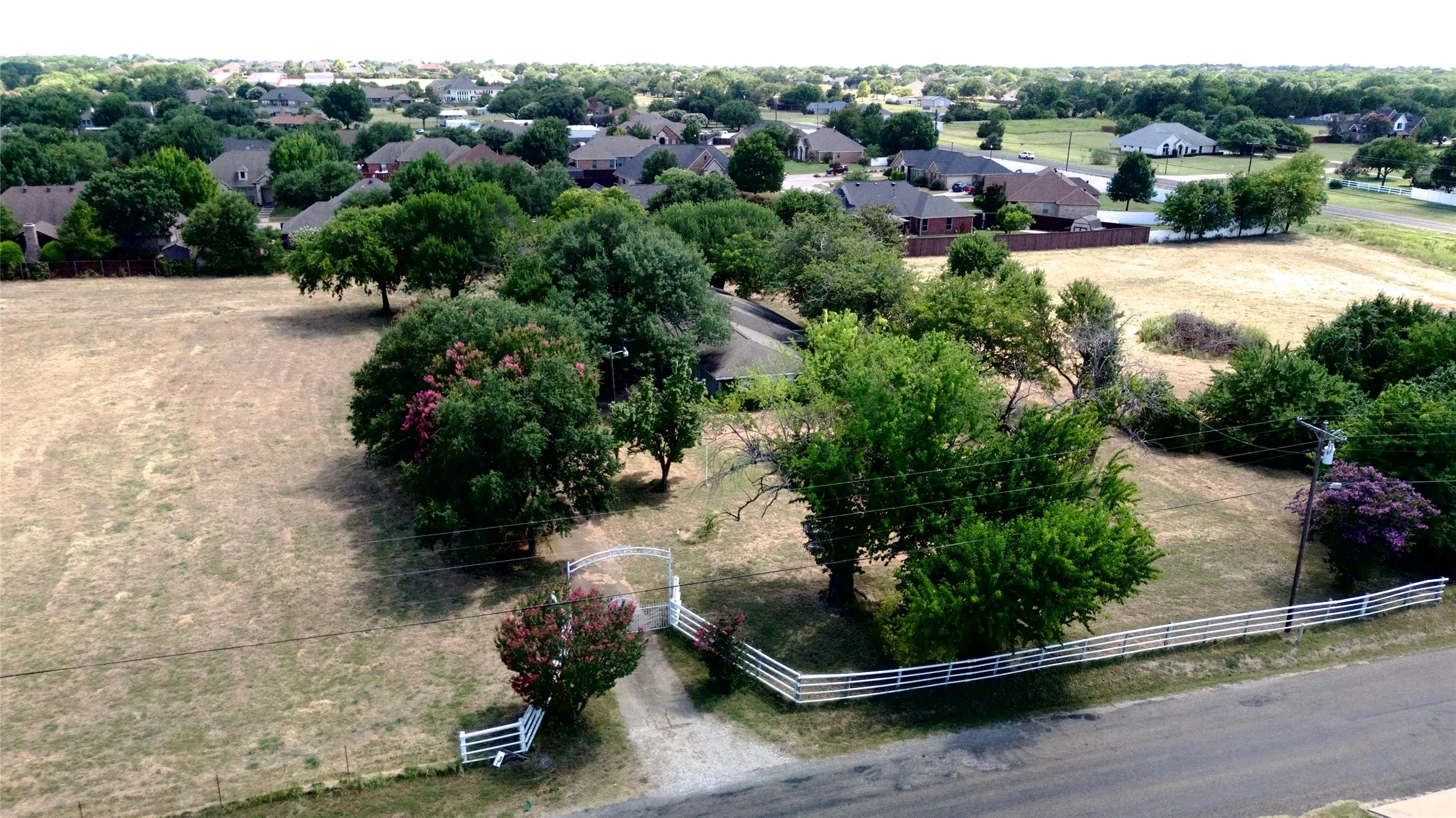 Single Family Residence For Sale in Ellis County , 604 E Highland Road, Ovilla, Texas 75154, 3 Bedroom, 3 Bathroom, 2 Garage spaces, 2,334 Sqft, built in 1965, mls#21362381, Real Estate Agent in Ovilla, Homes For Sale in Ellis county, Homes For Sale in Ovilla, Realtor in Ovilla Texas, Real Estate Brokerage Independent Realty Texas, Luminita Cordes Realtor