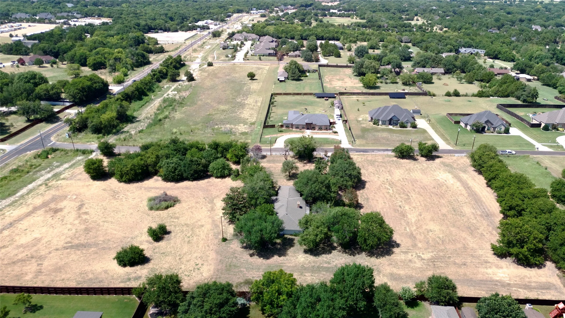 Single Family Residence For Sale in Ellis County , 604 E Highland Road, Ovilla, Texas 75154, 3 Bedroom, 3 Bathroom, 2 Garage spaces, 2,334 Sqft, built in 1965, mls#21362381, Real Estate Agent in Ovilla, Homes For Sale in Ellis county, Homes For Sale in Ovilla, Realtor in Ovilla Texas, Real Estate Brokerage Independent Realty Texas, Luminita Cordes Realtor