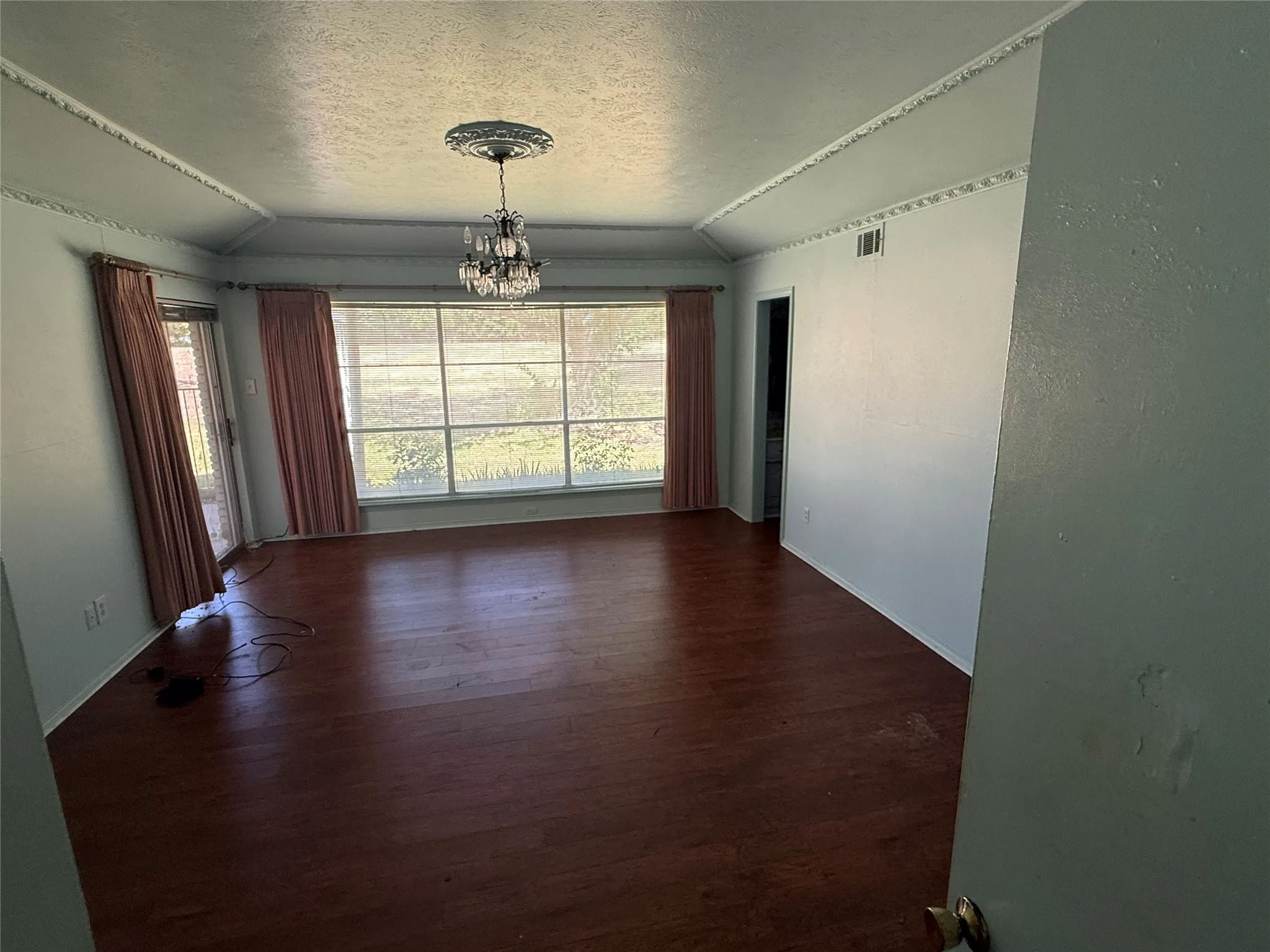 Single Family Residence For Sale in Ellis County , 604 E Highland Road, Ovilla, Texas 75154, 3 Bedroom, 3 Bathroom, 2 Garage spaces, 2,334 Sqft, built in 1965, mls#21362381, Real Estate Agent in Ovilla, Homes For Sale in Ellis county, Homes For Sale in Ovilla, Realtor in Ovilla Texas, Real Estate Brokerage Independent Realty Texas, Luminita Cordes Realtor