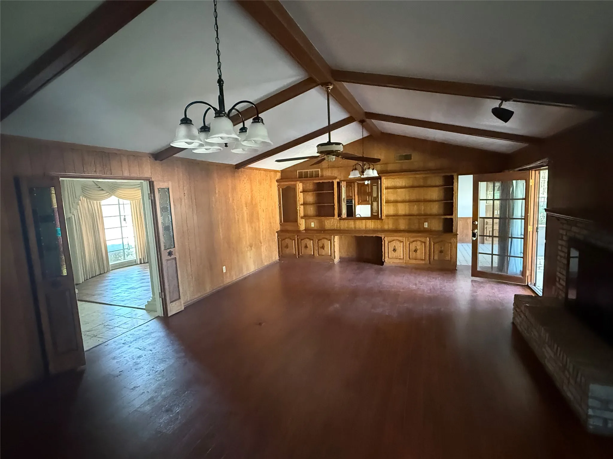 Single Family Residence For Sale in Ellis County , 604 E Highland Road, Ovilla, Texas 75154, 3 Bedroom, 3 Bathroom, 2 Garage spaces, 2,334 Sqft, built in 1965, mls#21362381, Real Estate Agent in Ovilla, Homes For Sale in Ellis county, Homes For Sale in Ovilla, Realtor in Ovilla Texas, Real Estate Brokerage Independent Realty Texas, Luminita Cordes Realtor