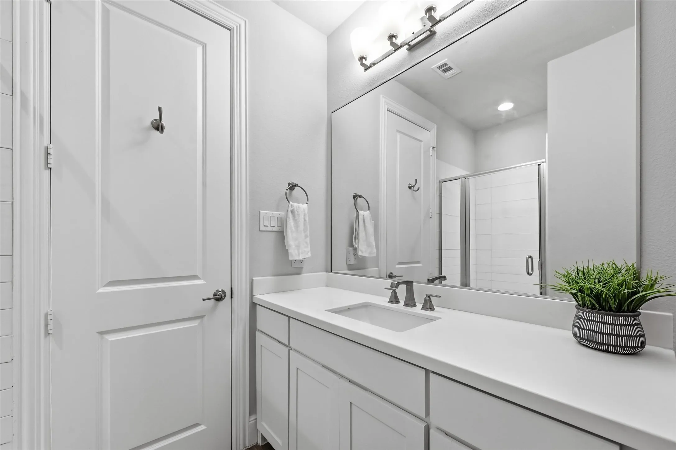Condominium For Sale in Dallas County , 1900 Caddo Street 2, Dallas, Texas 75204, 2 Bedroom, 3 Bathroom, 2 Garage spaces, 1,450 Sqft, built in 2018, mls#21366588, Real Estate Agent in Dallas, Homes For Sale in Dallas county, Homes For Sale in Dallas, Realtor in Dallas Texas, Real Estate Brokerage Independent Realty Texas, Luminita Cordes Realtor