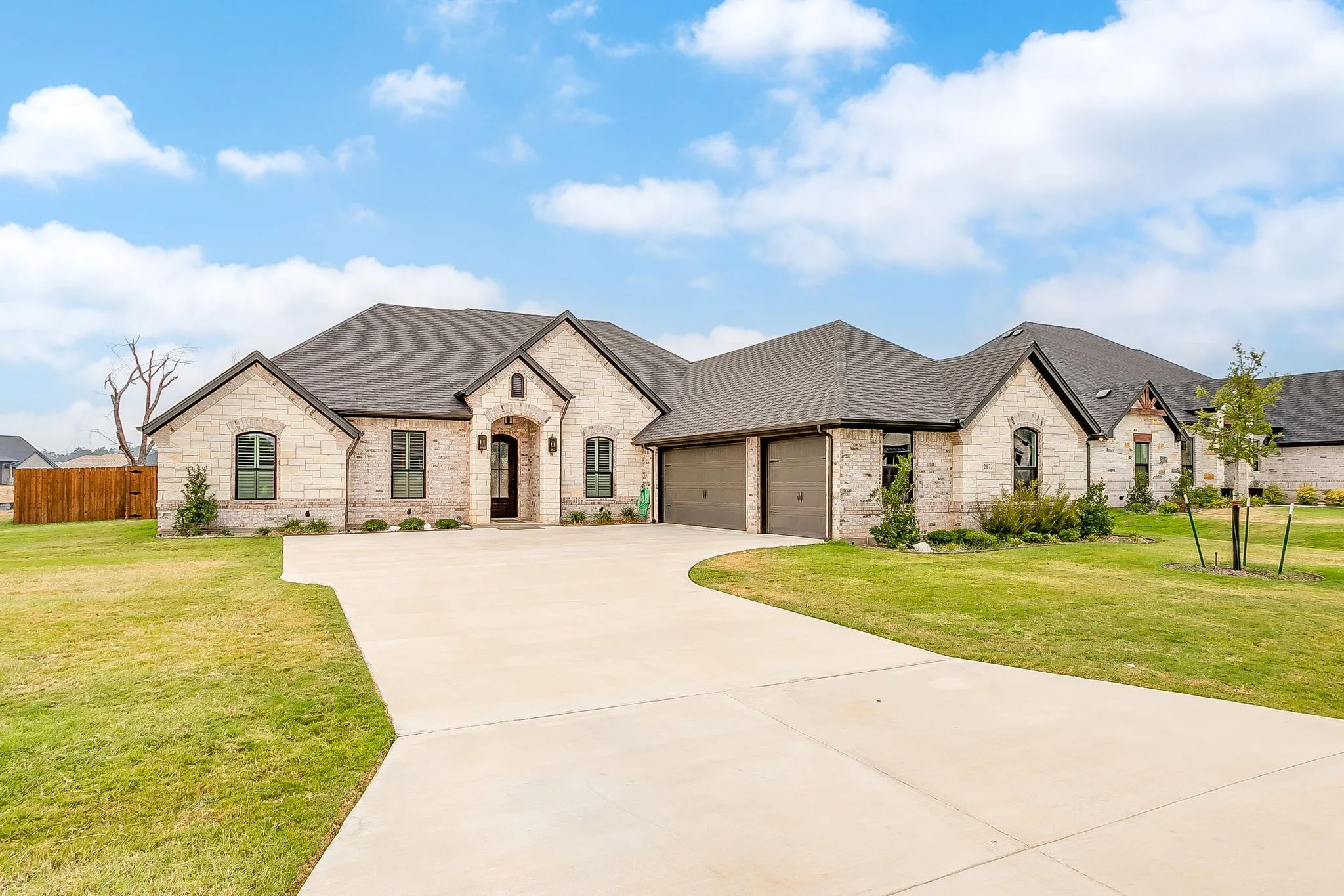 Single Family Residence For Sale in Hood County , 2172 Middlewood Circle, Granbury, Texas 76049, 5 Bedroom, 3 Bathroom, 3 Garage spaces, 2,728 Sqft, built in 2025, mls#21365712, Real Estate Agent in Granbury, Homes For Sale in Hood county, Homes For Sale in Granbury, Realtor in Granbury Texas, Real Estate Brokerage Independent Realty Texas, Luminita Cordes Realtor