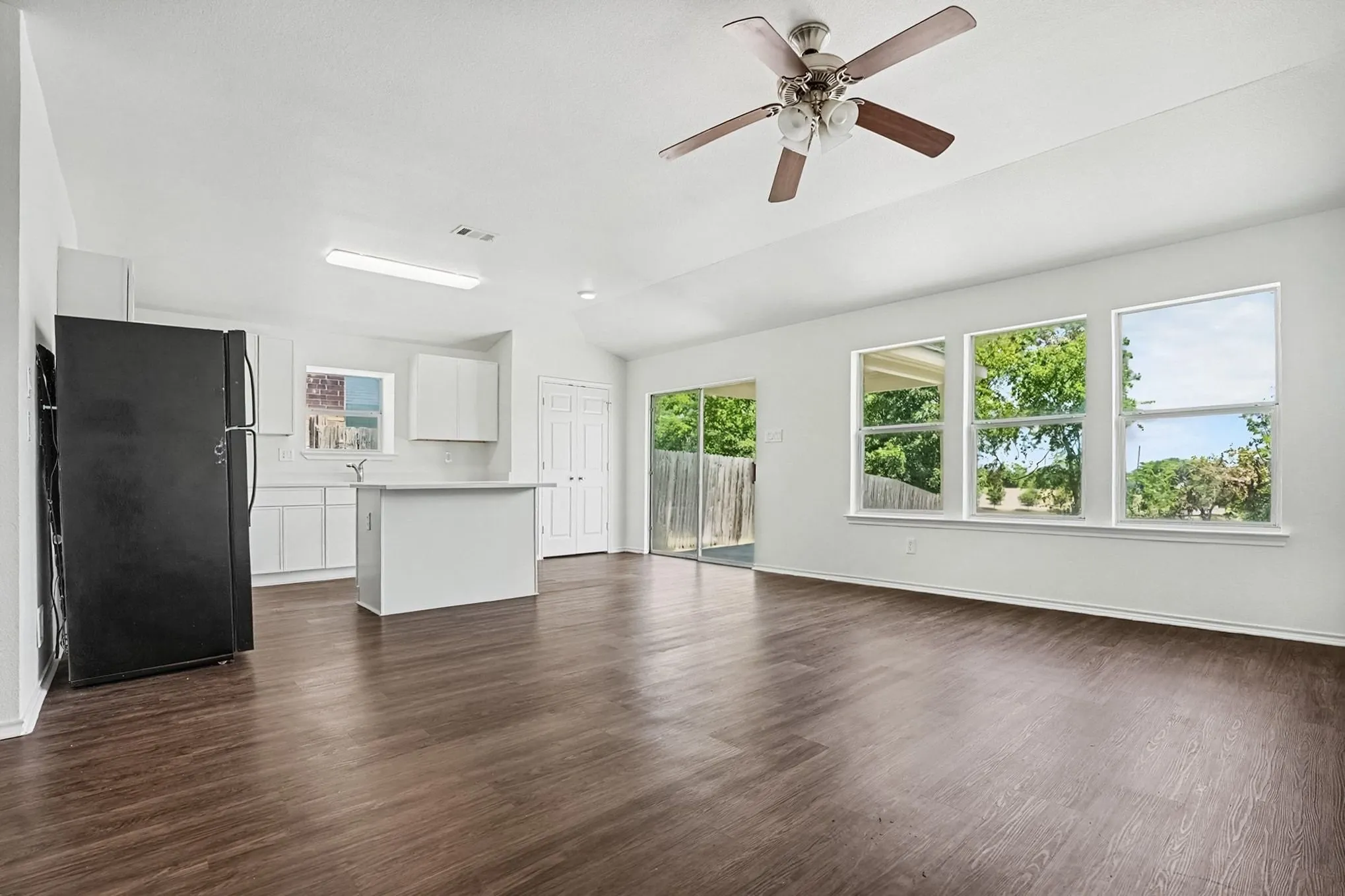 Single Family Residence For Sale in Dallas County , 2640 Pioneer Bluffs Road, Balch Springs, Texas 75181, 3 Bedroom, 2 Bathroom, 2 Garage spaces, 1,680 Sqft, built in 2007, mls#21362570, Real Estate Agent in Balch Springs, Homes For Sale in Dallas county, Homes For Sale in Balch Springs, Realtor in Balch Springs Texas, Real Estate Brokerage Independent Realty Texas, Luminita Cordes Realtor