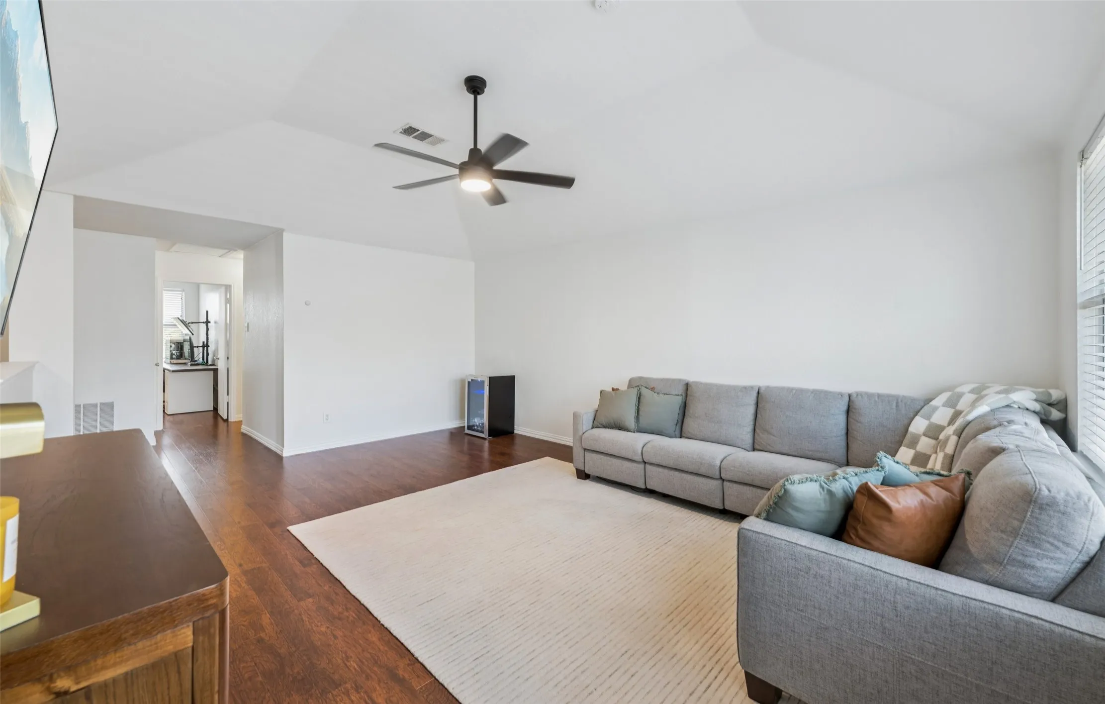 Single Family Residence For Sale in Tarrant County , 3725 Lazy River Ranch Road, Fort Worth, Texas 76262, 4 Bedroom, 3 Bathroom, 2 Garage spaces, 2,773 Sqft, built in 2005, mls#21365374, Real Estate Agent in Fort Worth, Homes For Sale in Tarrant county, Homes For Sale in Fort Worth, Realtor in Fort Worth Texas, Real Estate Brokerage Independent Realty Texas, Luminita Cordes Realtor