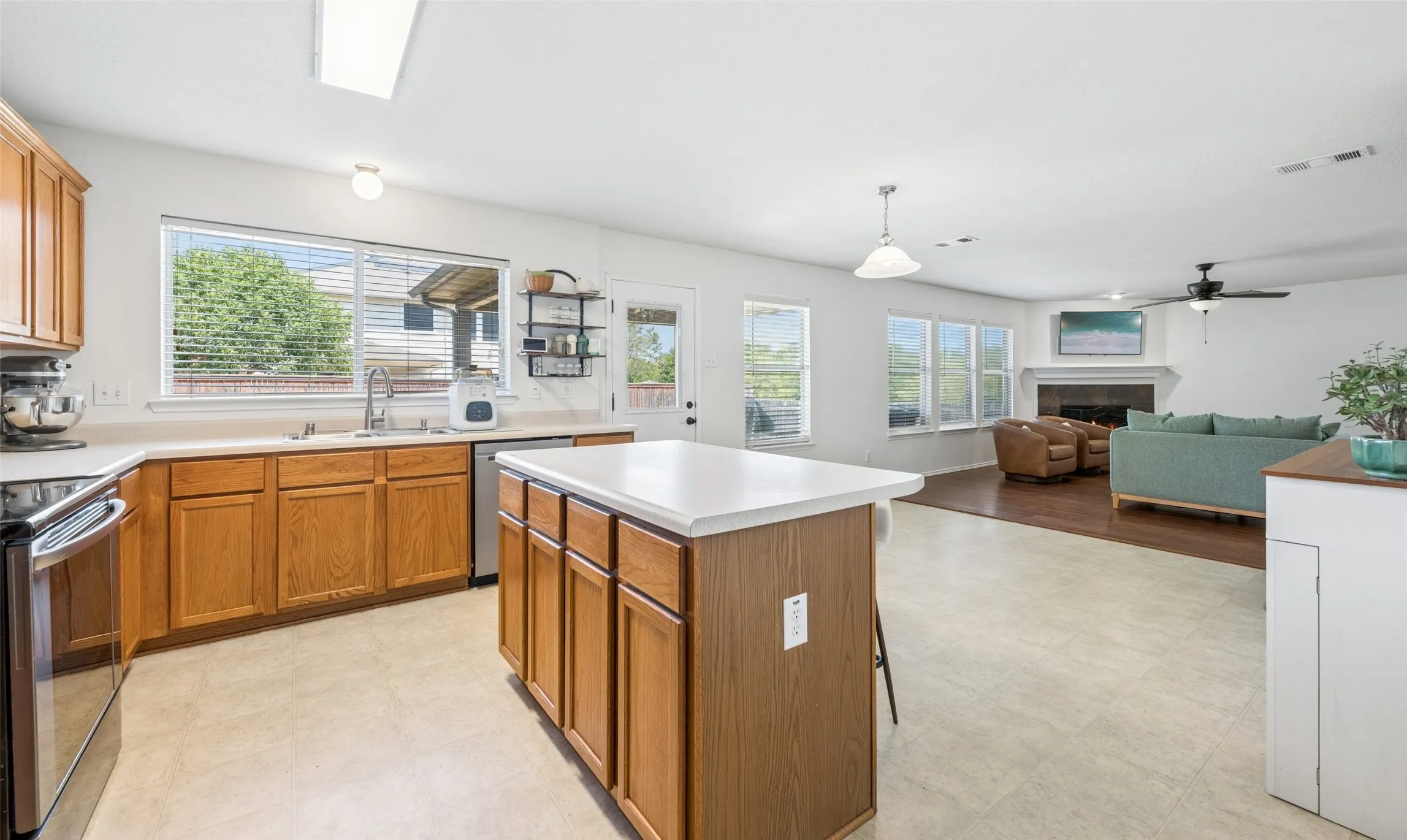 Single Family Residence For Sale in Tarrant County , 3725 Lazy River Ranch Road, Fort Worth, Texas 76262, 4 Bedroom, 3 Bathroom, 2 Garage spaces, 2,773 Sqft, built in 2005, mls#21365374, Real Estate Agent in Fort Worth, Homes For Sale in Tarrant county, Homes For Sale in Fort Worth, Realtor in Fort Worth Texas, Real Estate Brokerage Independent Realty Texas, Luminita Cordes Realtor