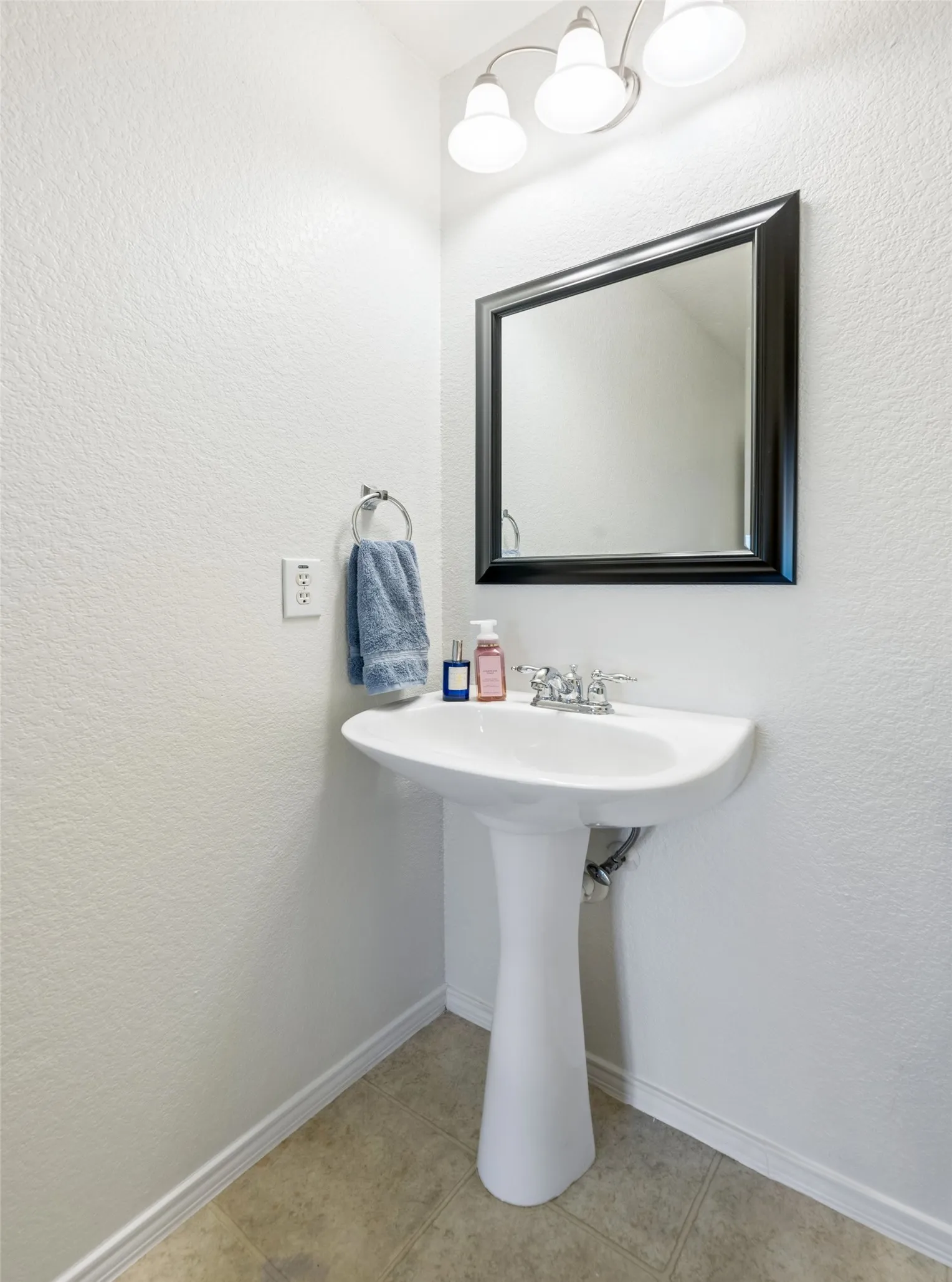 Single Family Residence For Sale in Tarrant County , 3725 Lazy River Ranch Road, Fort Worth, Texas 76262, 4 Bedroom, 3 Bathroom, 2 Garage spaces, 2,773 Sqft, built in 2005, mls#21365374, Real Estate Agent in Fort Worth, Homes For Sale in Tarrant county, Homes For Sale in Fort Worth, Realtor in Fort Worth Texas, Real Estate Brokerage Independent Realty Texas, Luminita Cordes Realtor