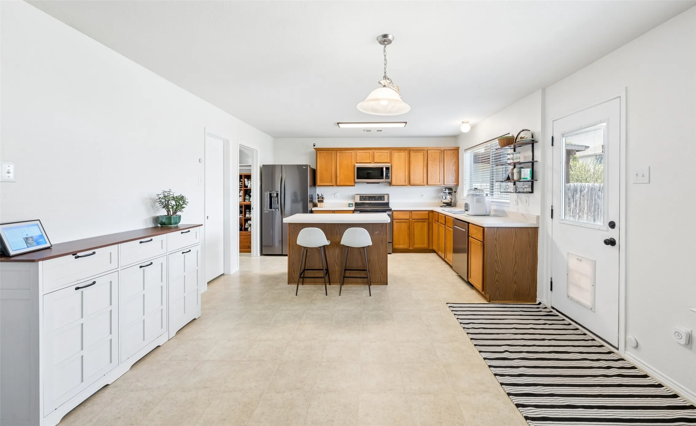 Single Family Residence For Sale in Tarrant County , 3725 Lazy River Ranch Road, Fort Worth, Texas 76262, 4 Bedroom, 3 Bathroom, 2 Garage spaces, 2,773 Sqft, built in 2005, mls#21365374, Real Estate Agent in Fort Worth, Homes For Sale in Tarrant county, Homes For Sale in Fort Worth, Realtor in Fort Worth Texas, Real Estate Brokerage Independent Realty Texas, Luminita Cordes Realtor
