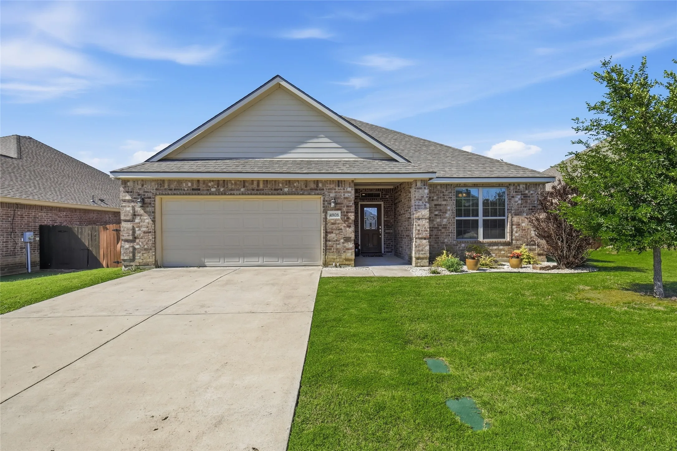 Single Family Residence For Sale in Denton County , 4908 Lake Park Drive, Sanger, Texas 76266, 3 Bedroom, 2 Bathroom, 2 Garage spaces, 1,698 Sqft, built in 2015, mls#21366738, Real Estate Agent in Sanger, Homes For Sale in Denton county, Homes For Sale in Sanger, Realtor in Sanger Texas, Real Estate Brokerage Independent Realty Texas, Luminita Cordes Realtor