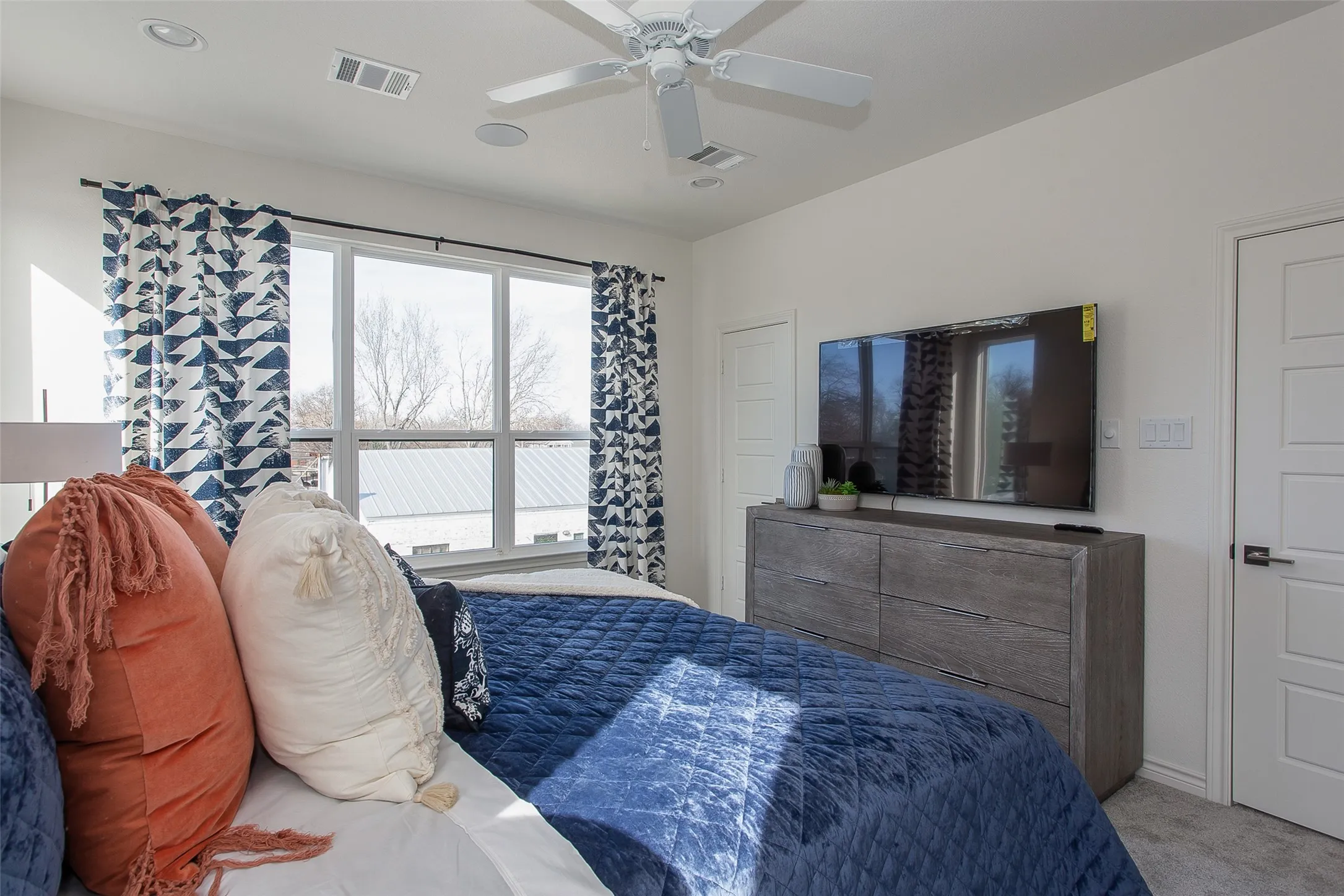 Townhouse For Rent in Tarrant County , 2803 Stanley Avenue, Fort Worth, Texas 76110, 3 Bedroom, 3 Bathroom, 2 Garage spaces, 1,906 Sqft, built in 2021, mls#21366741, Real Estate Agent in Fort Worth, Homes For Rent in Tarrant county, Homes For Rent in Fort Worth, Realtor in Fort Worth Texas, Real Estate Brokerage Independent Realty Texas, Luminita Cordes Realtor
