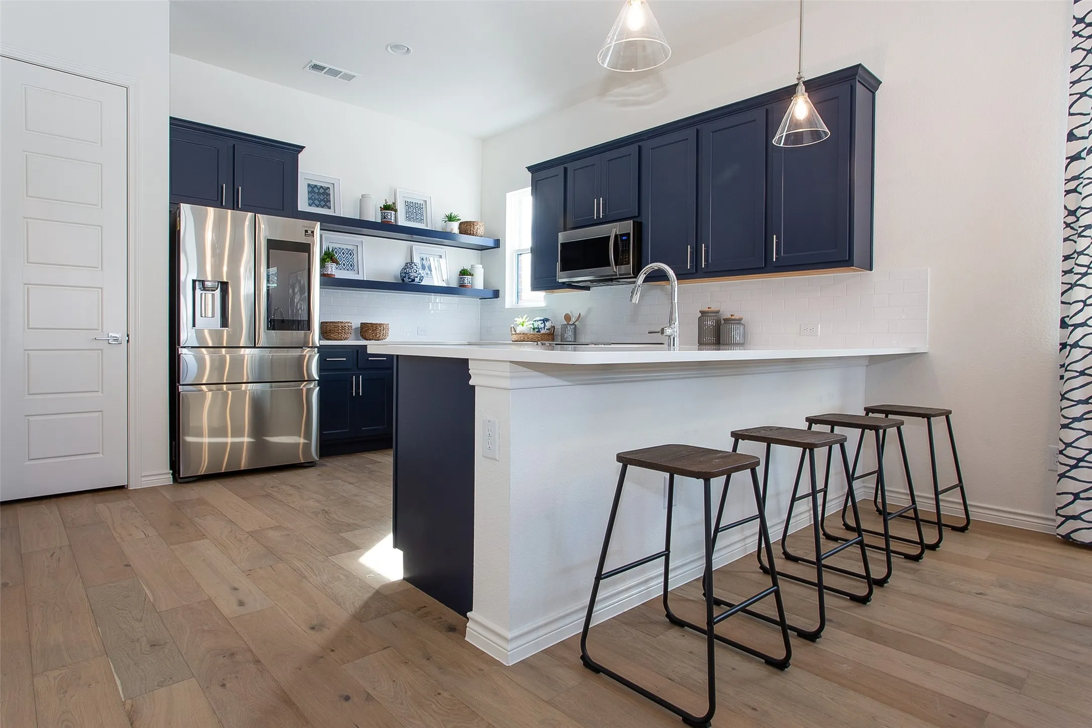 Townhouse For Rent in Tarrant County , 2803 Stanley Avenue, Fort Worth, Texas 76110, 3 Bedroom, 3 Bathroom, 2 Garage spaces, 1,906 Sqft, built in 2021, mls#21366741, Real Estate Agent in Fort Worth, Homes For Rent in Tarrant county, Homes For Rent in Fort Worth, Realtor in Fort Worth Texas, Real Estate Brokerage Independent Realty Texas, Luminita Cordes Realtor