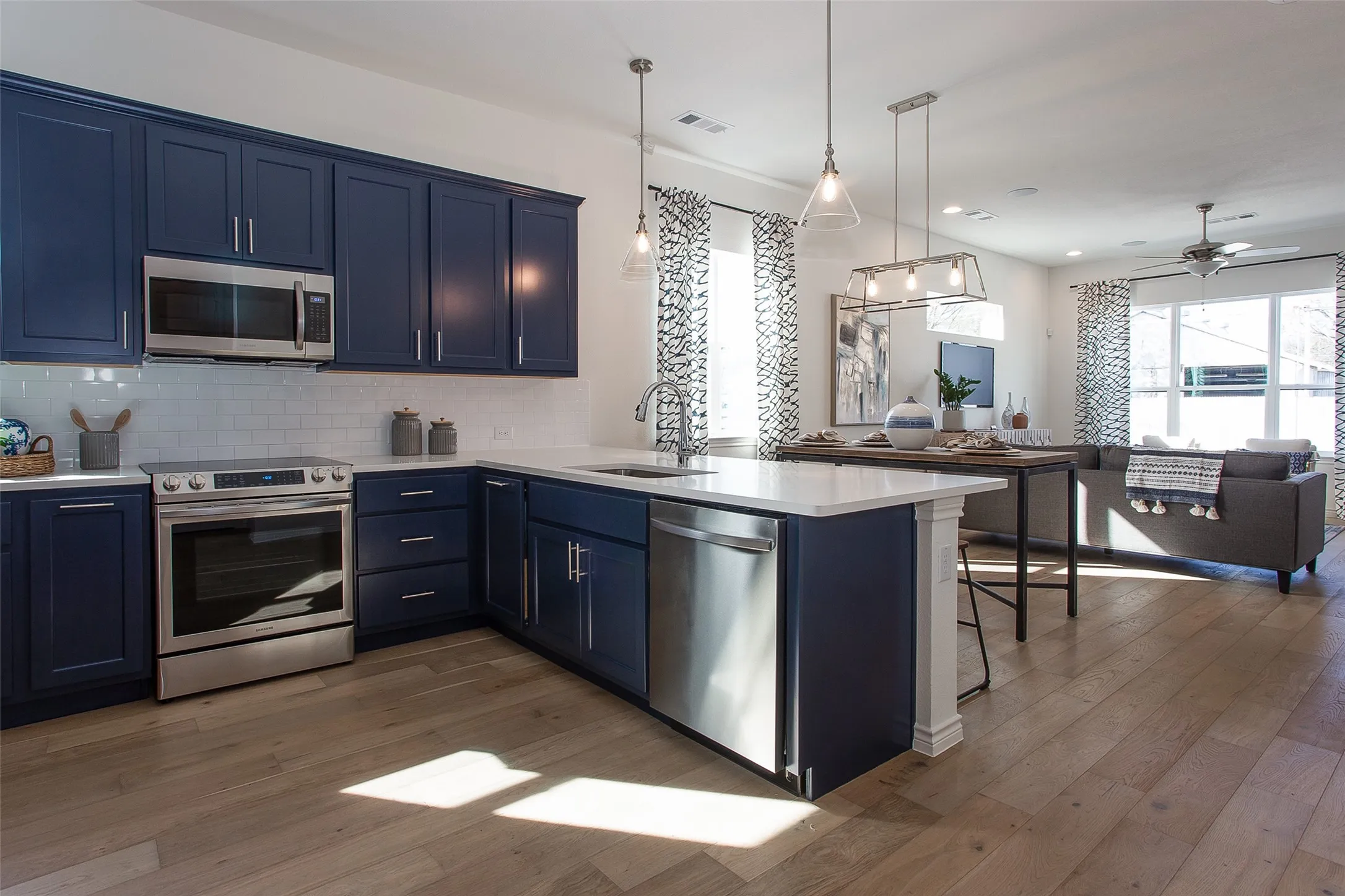 Townhouse For Rent in Tarrant County , 2803 Stanley Avenue, Fort Worth, Texas 76110, 3 Bedroom, 3 Bathroom, 2 Garage spaces, 1,906 Sqft, built in 2021, mls#21366741, Real Estate Agent in Fort Worth, Homes For Rent in Tarrant county, Homes For Rent in Fort Worth, Realtor in Fort Worth Texas, Real Estate Brokerage Independent Realty Texas, Luminita Cordes Realtor