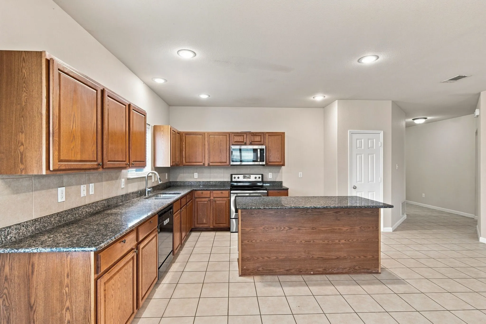 Single Family Residence For Sale in Tarrant County , 2332 Angoni Way, Fort Worth, Texas 76131, 4 Bedroom, 2 Bathroom, 2 Garage spaces, 2,136 Sqft, built in 2012, mls#21366749, Real Estate Agent in Fort Worth, Homes For Sale in Tarrant county, Homes For Sale in Fort Worth, Realtor in Fort Worth Texas, Real Estate Brokerage Independent Realty Texas, Luminita Cordes Realtor
