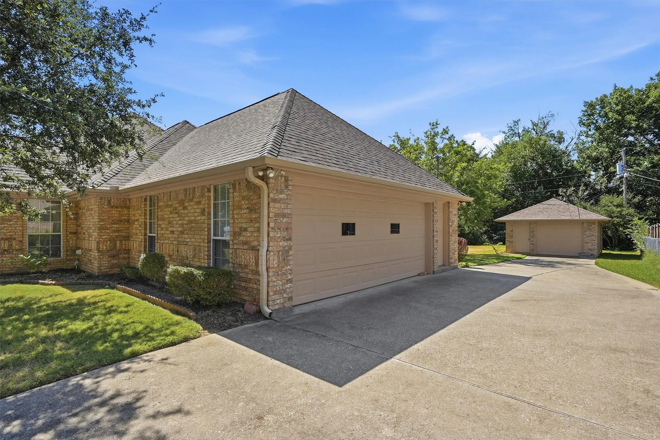 Single Family Residence For Sale in Grayson County , 2416 Jolinda Lane, Whitesboro, Texas 76273, 3 Bedroom, 2 Bathroom, 3 Garage spaces, 2,078 Sqft, built in 1996, mls#21357453, Real Estate Agent in Whitesboro, Homes For Sale in Grayson county, Homes For Sale in Whitesboro, Realtor in Whitesboro Texas, Real Estate Brokerage Independent Realty Texas, Luminita Cordes Realtor