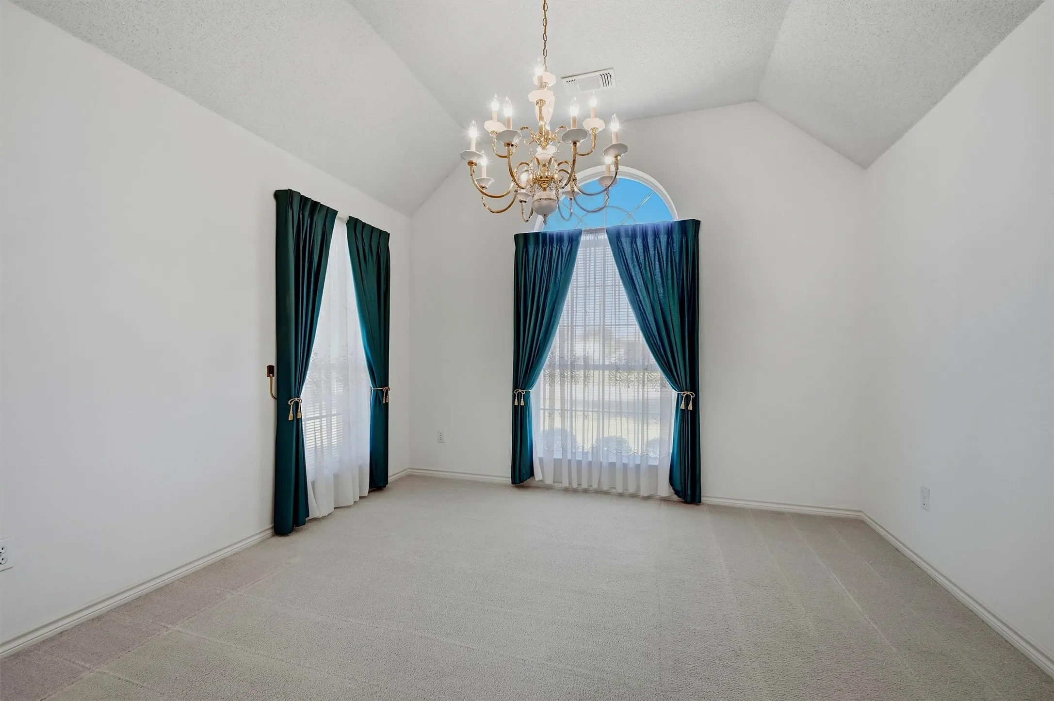 Single Family Residence For Sale in Grayson County , 2416 Jolinda Lane, Whitesboro, Texas 76273, 3 Bedroom, 2 Bathroom, 3 Garage spaces, 2,078 Sqft, built in 1996, mls#21357453, Real Estate Agent in Whitesboro, Homes For Sale in Grayson county, Homes For Sale in Whitesboro, Realtor in Whitesboro Texas, Real Estate Brokerage Independent Realty Texas, Luminita Cordes Realtor