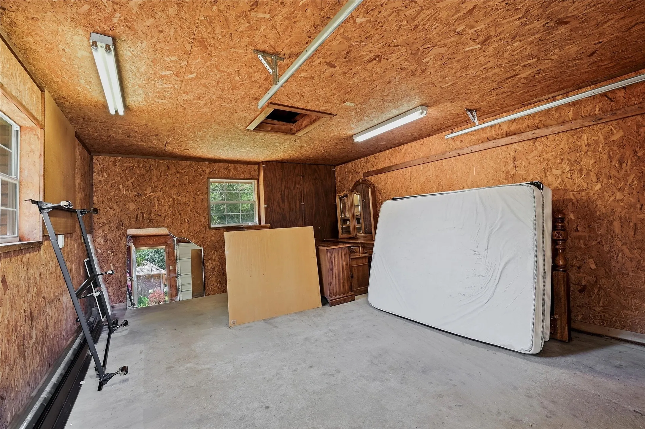 Single Family Residence For Sale in Grayson County , 2416 Jolinda Lane, Whitesboro, Texas 76273, 3 Bedroom, 2 Bathroom, 3 Garage spaces, 2,078 Sqft, built in 1996, mls#21357453, Real Estate Agent in Whitesboro, Homes For Sale in Grayson county, Homes For Sale in Whitesboro, Realtor in Whitesboro Texas, Real Estate Brokerage Independent Realty Texas, Luminita Cordes Realtor