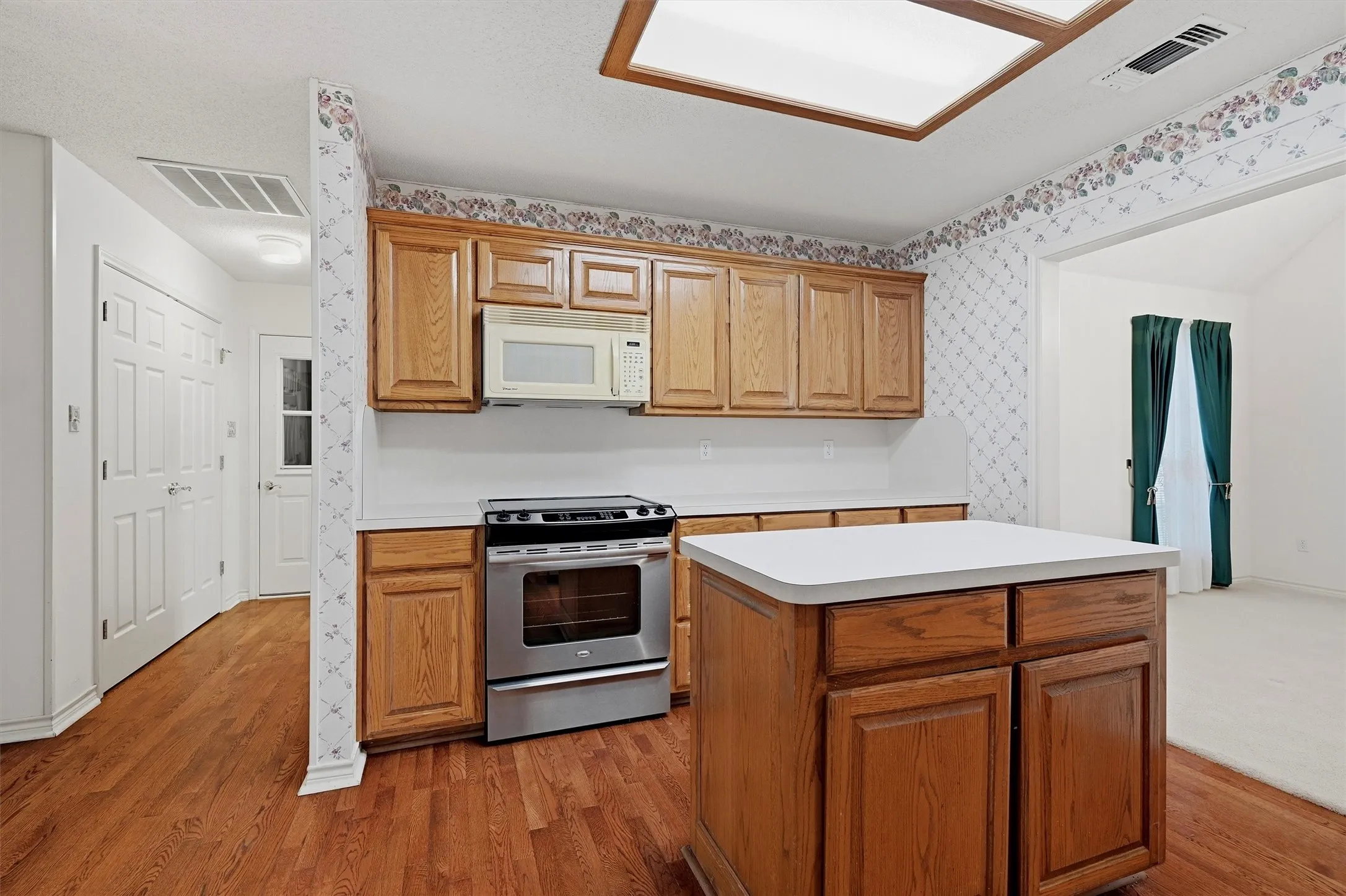 Single Family Residence For Sale in Grayson County , 2416 Jolinda Lane, Whitesboro, Texas 76273, 3 Bedroom, 2 Bathroom, 3 Garage spaces, 2,078 Sqft, built in 1996, mls#21357453, Real Estate Agent in Whitesboro, Homes For Sale in Grayson county, Homes For Sale in Whitesboro, Realtor in Whitesboro Texas, Real Estate Brokerage Independent Realty Texas, Luminita Cordes Realtor