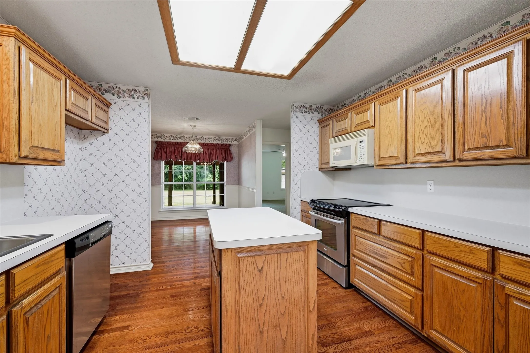 Single Family Residence For Sale in Grayson County , 2416 Jolinda Lane, Whitesboro, Texas 76273, 3 Bedroom, 2 Bathroom, 3 Garage spaces, 2,078 Sqft, built in 1996, mls#21357453, Real Estate Agent in Whitesboro, Homes For Sale in Grayson county, Homes For Sale in Whitesboro, Realtor in Whitesboro Texas, Real Estate Brokerage Independent Realty Texas, Luminita Cordes Realtor